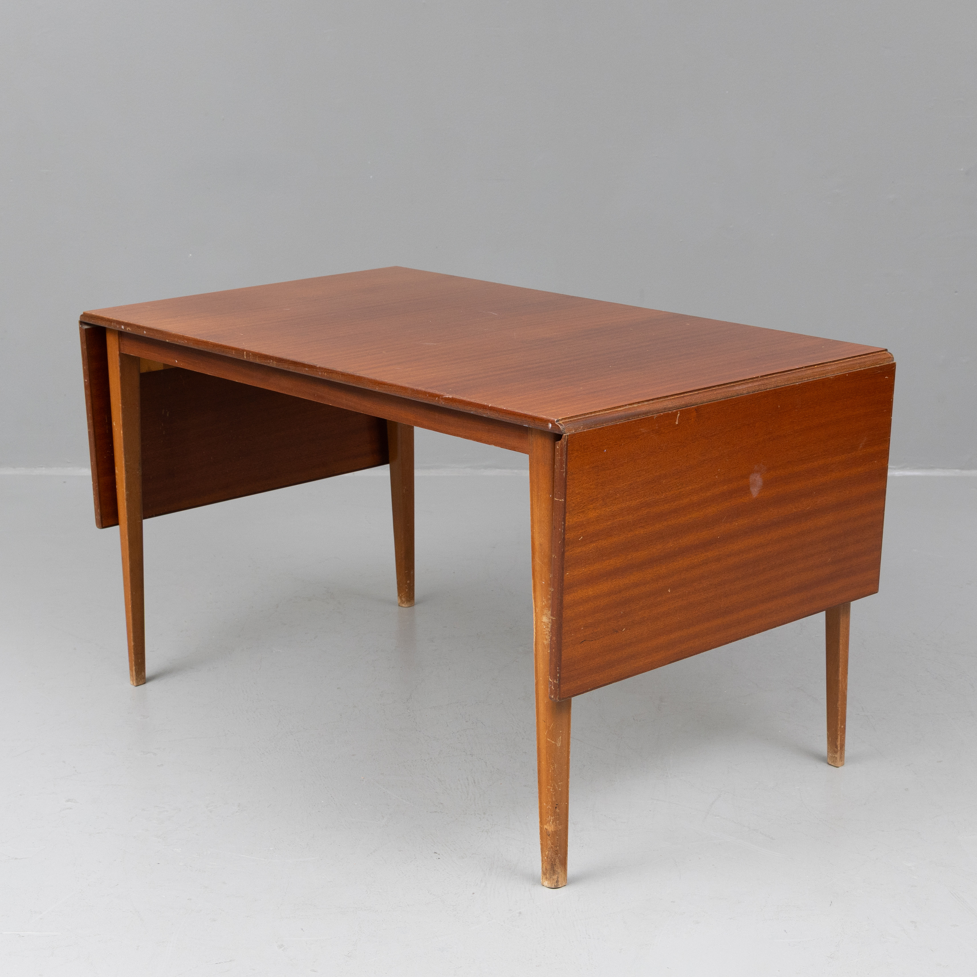 BORD, med klaffar, mahogny, 1900-tal.