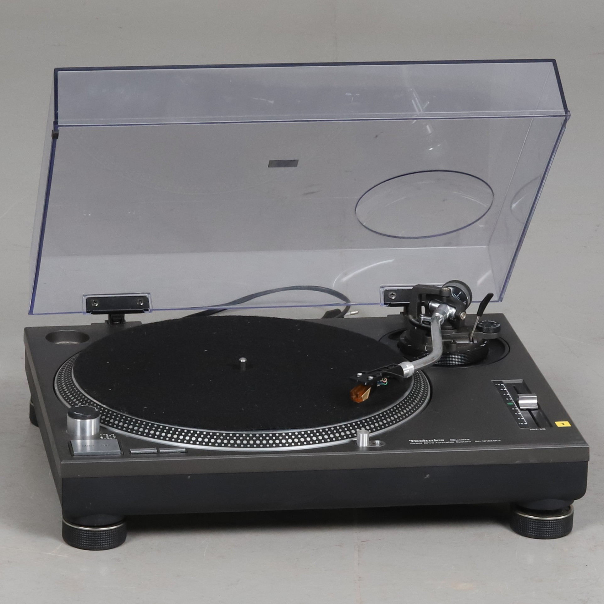 RENOVERINGSPROJEKT. TECHNICS, "SL-1210 MkII", Quartz Direct Drive Turntable System, Japan, omkring 1990 tal.