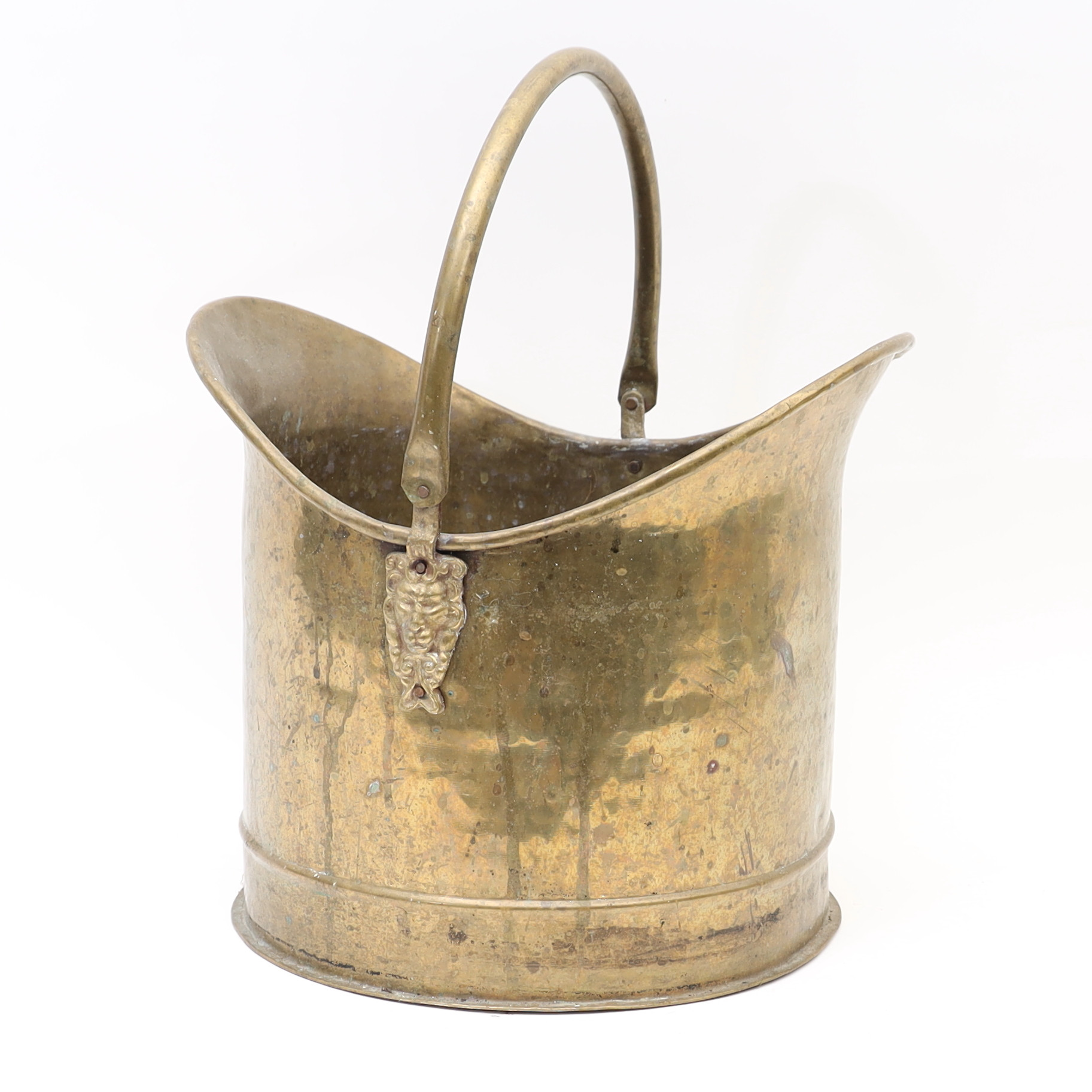 HINK, mässing, 1900-tal, med hänkelfästen av lejon.