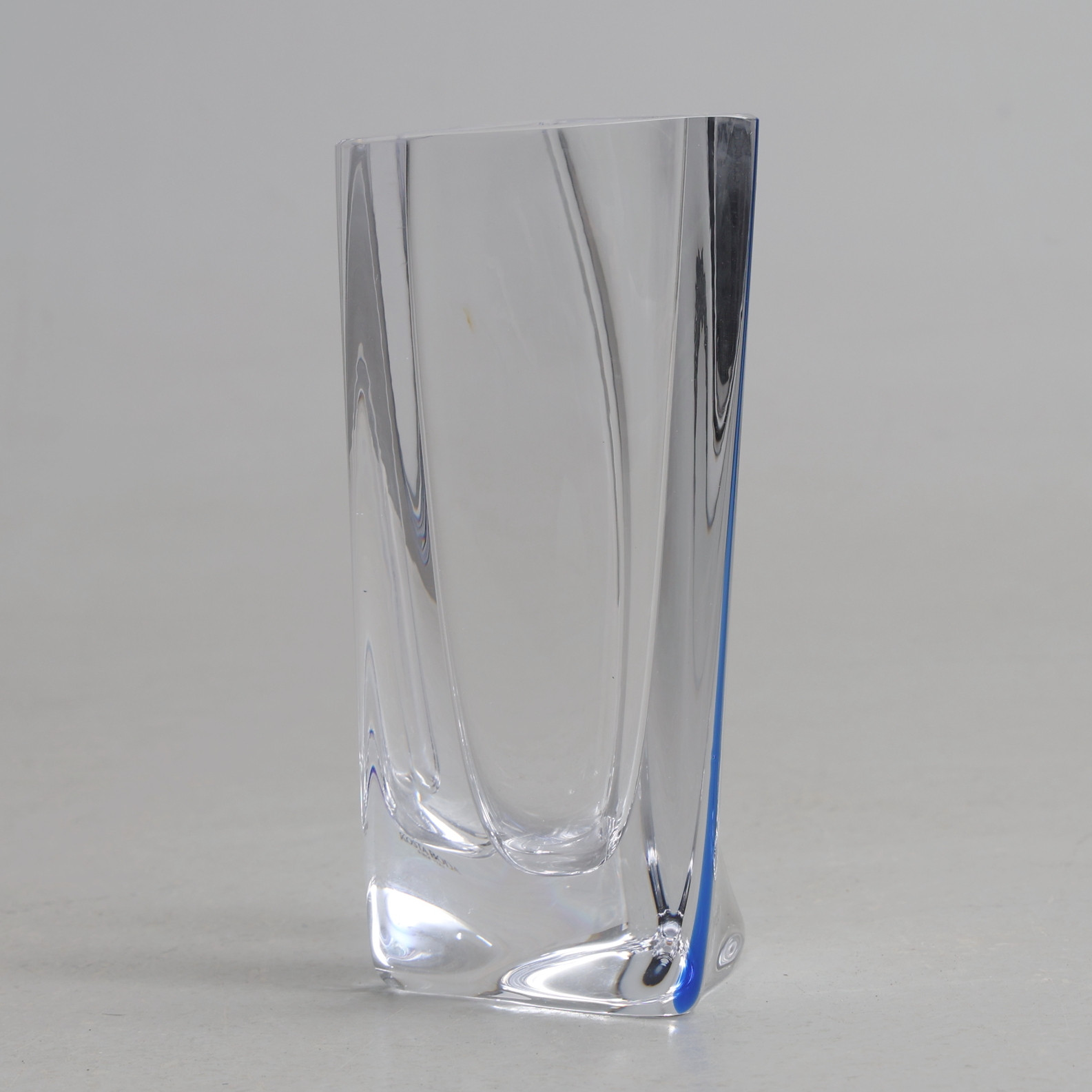 GÖRAN WÄRFF. Vas, glas, Kosta Boda, signerad.