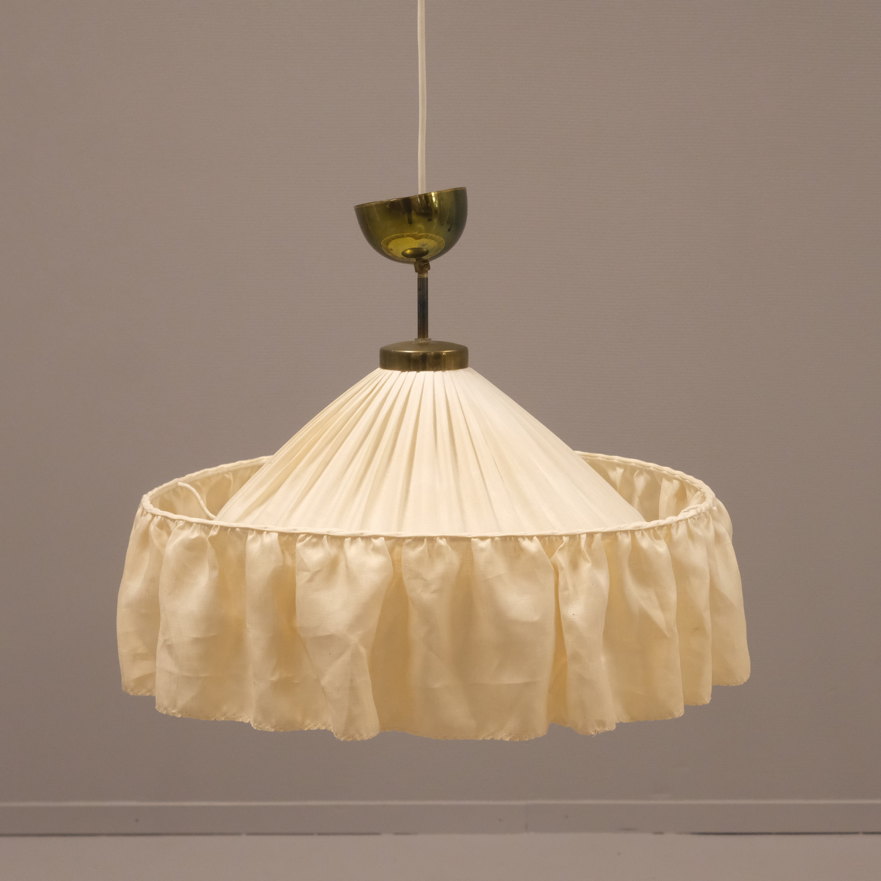 JOSEF FRANK. FIRMA SVENSKT TENN, TAKLAMPA MODELL 2560.