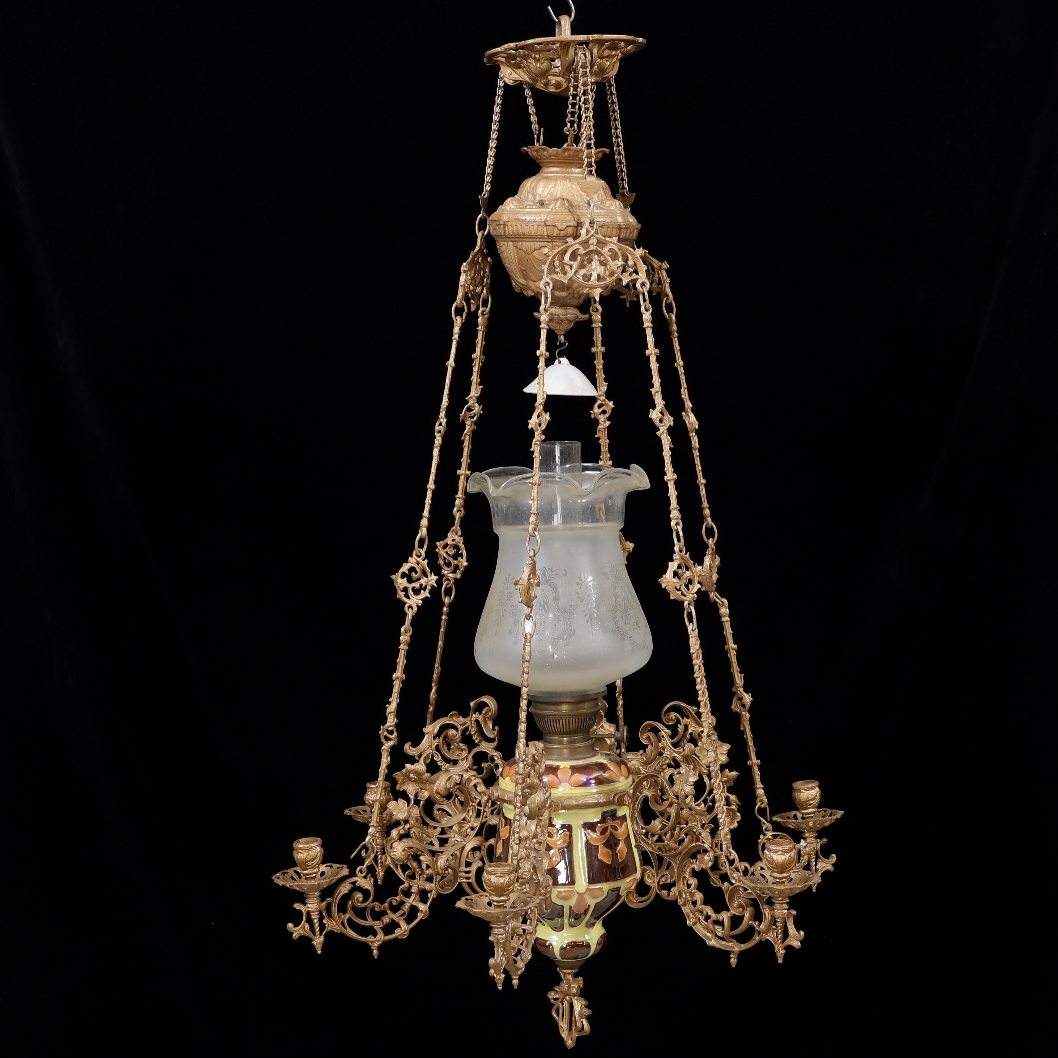 TAKFOTOGENLAMPA, majolika, 1900-talets första hälft.