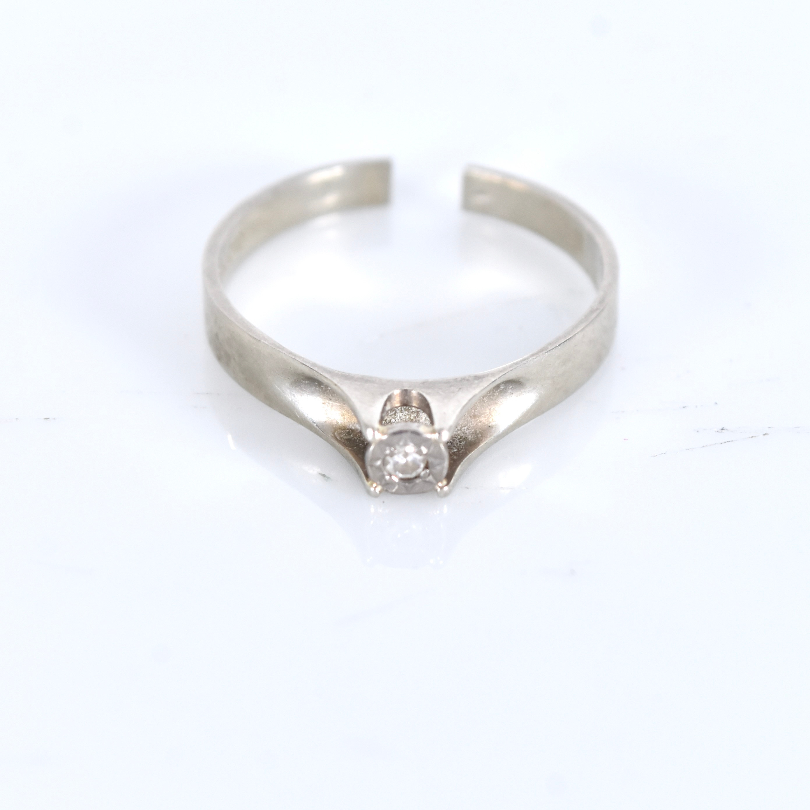 RING 18 karat vitguld med diamant, Guldfynd 1977.