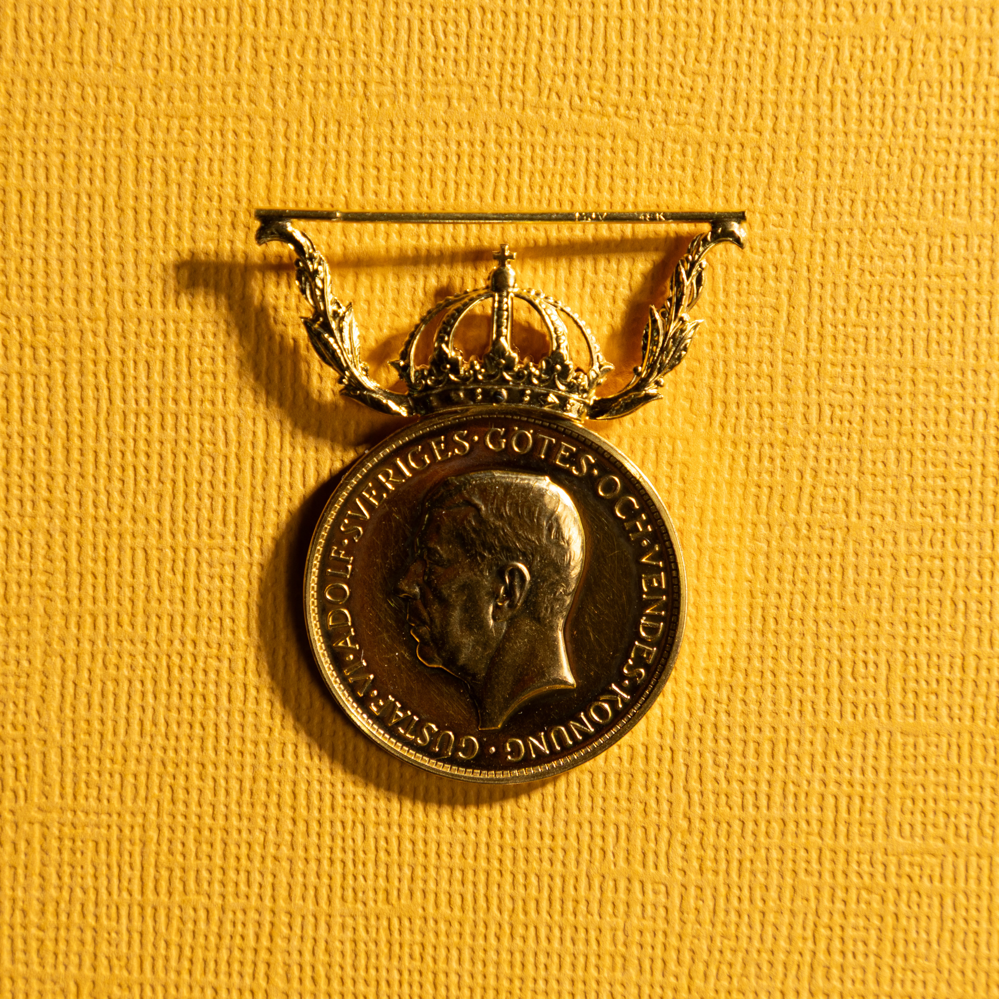 MEDALJ. 23k/18k guld, "För nit och redlighet".