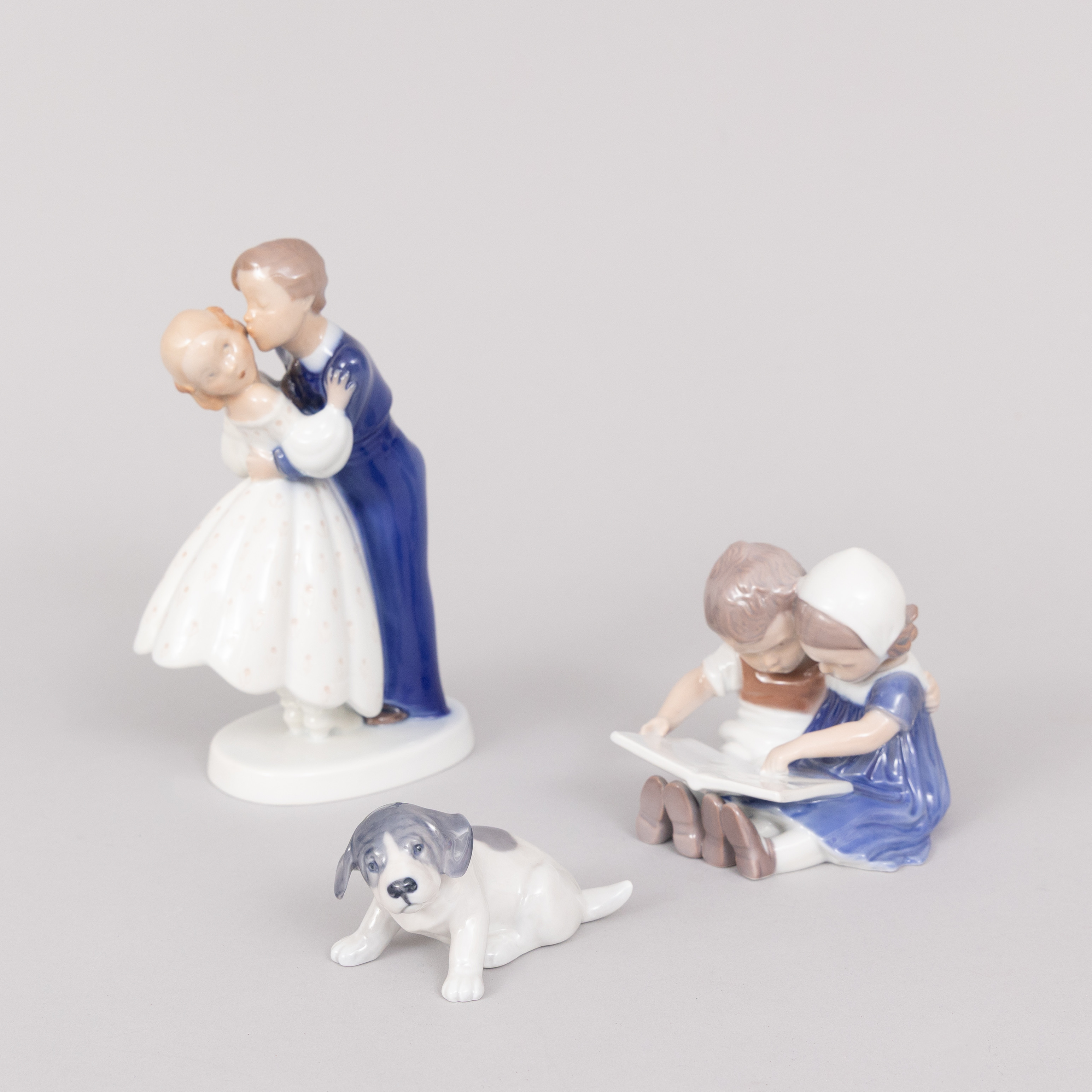 FIGURINER, 3 stycken, porslin, Kyssen och läsande barn. hund, Bing & Gröndahl, Royal Copenhagen.