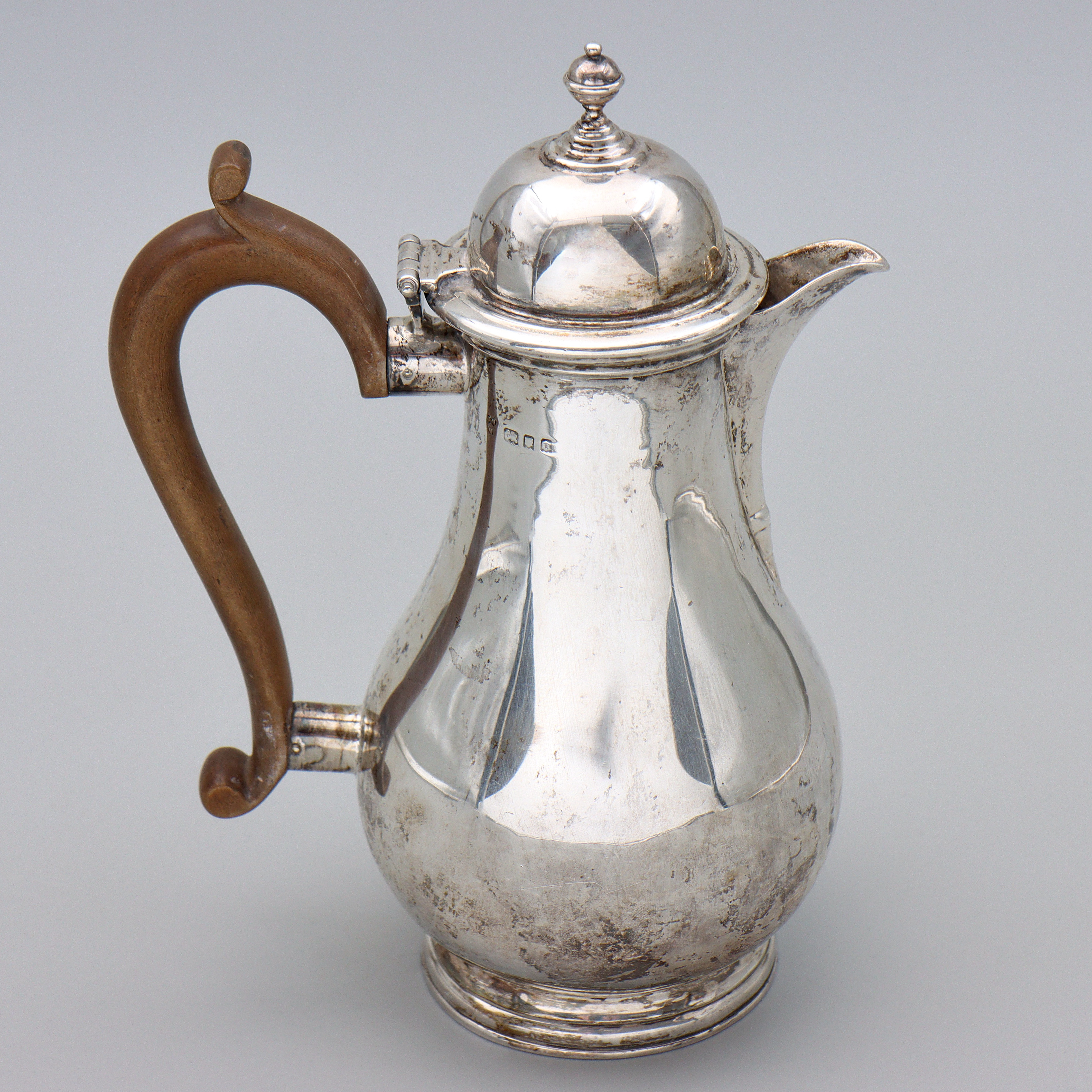 CHARLES STUART HARRIS, SILVERKANNA "COFFEE POT" STERLINGSILVER, LONDON 1929, ENGLAND.