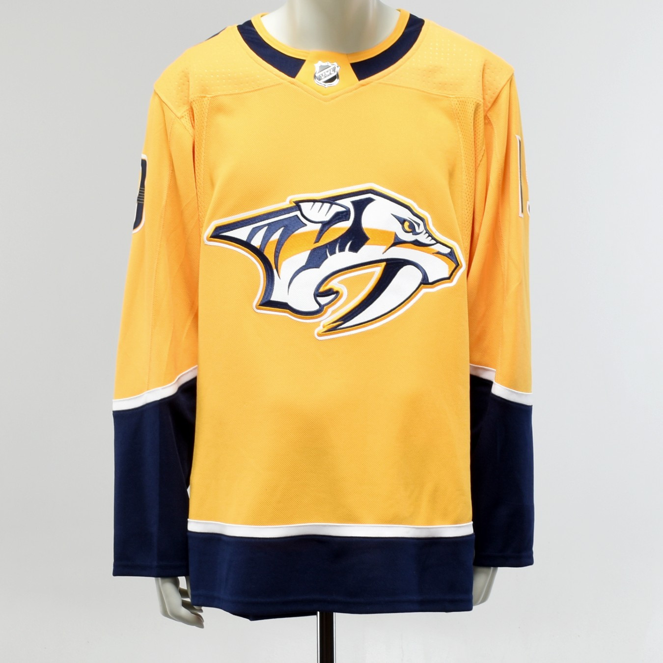 HOCKEYTRÖJA. Calle Järnkrok, Nashville Predators, NHL, Spelarnummer 19, Signerad.