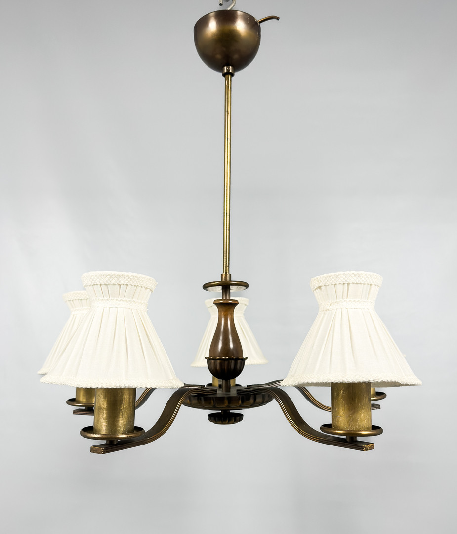 PAAVO TYNELL. TAKLAMPA, För Taito, Mässing och trä, Finland, 1930-tal.