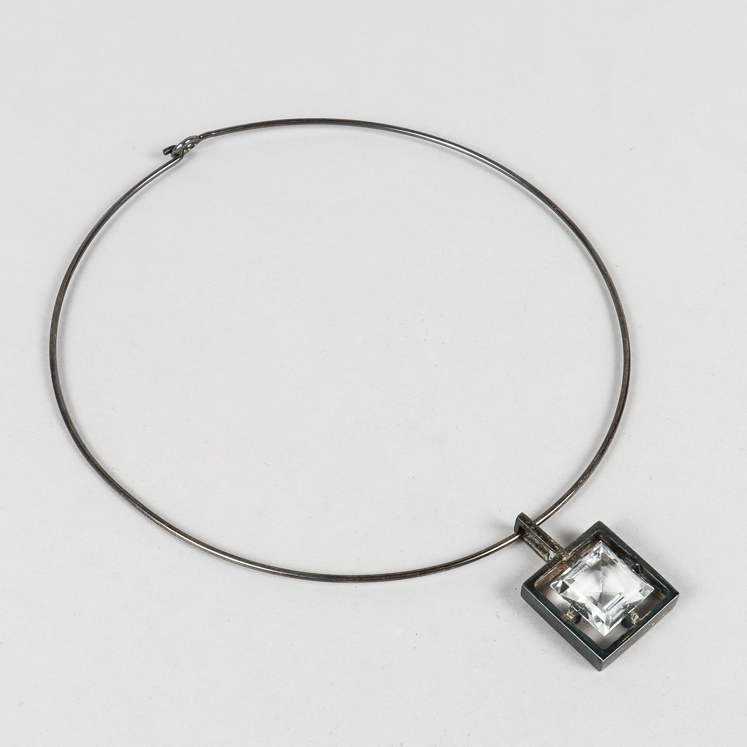HALSRING MED HÄNGE, silver med bergkristall, Hallbergs, Köping 1974.