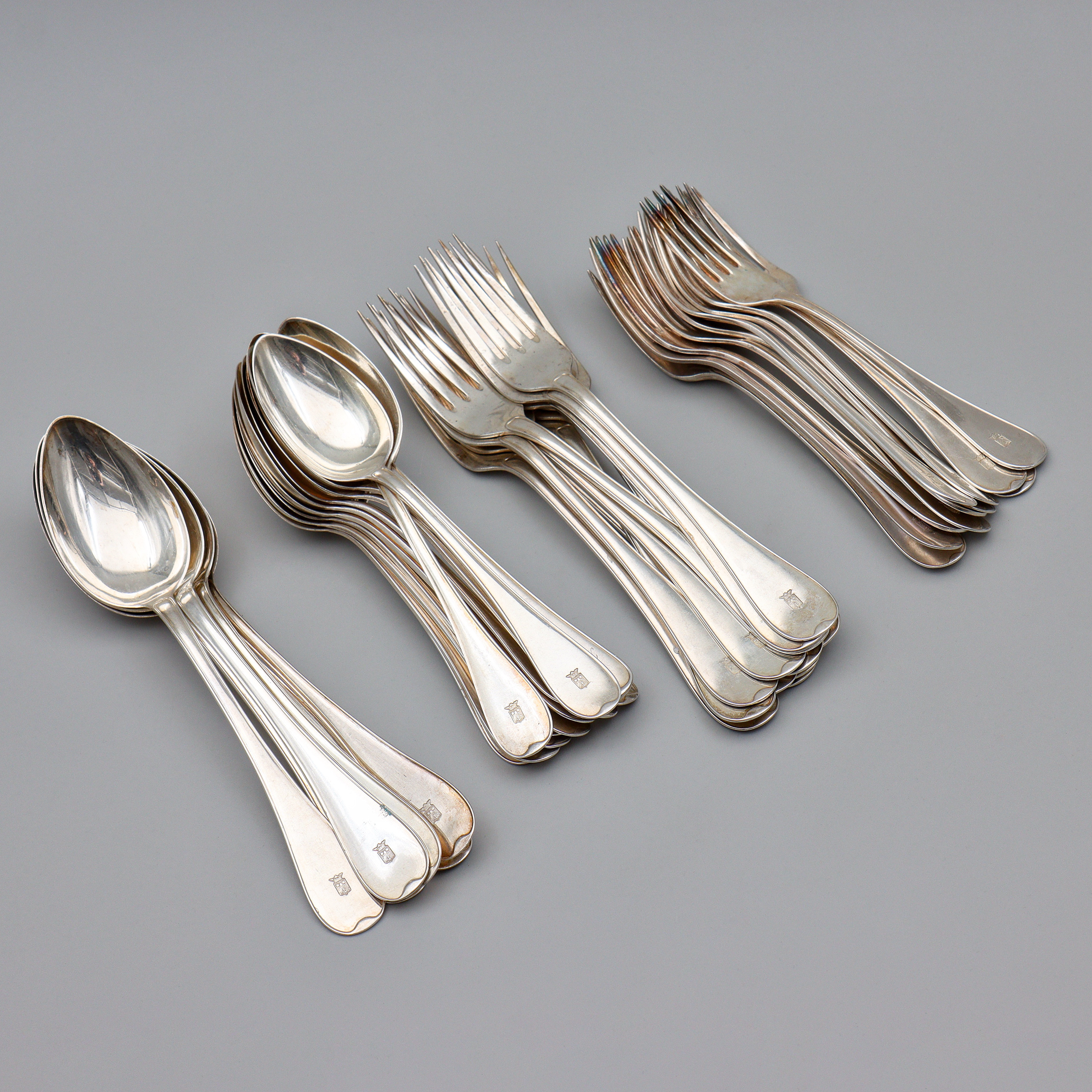 SILVERBESTICK, HERALDISKT VAPEN MUNCK AF ROSENSCHÖLD (42 DELAR) 1930-TAL. PROVENIENS FRÅN HÄRADSHÖVDNING NILS MUNCK AF ROSENSCHÖLD, LJUNGBY 1869-1935.