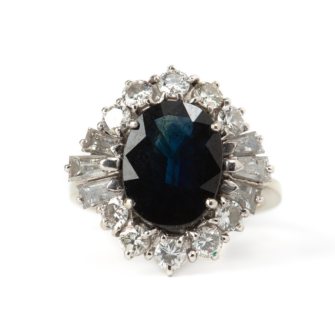 RING, 18K vitguld med briljantslipade och trapetsslipade diamanter totalt ca 1.20 ct samt fasettslipad safir 3.00 ct.