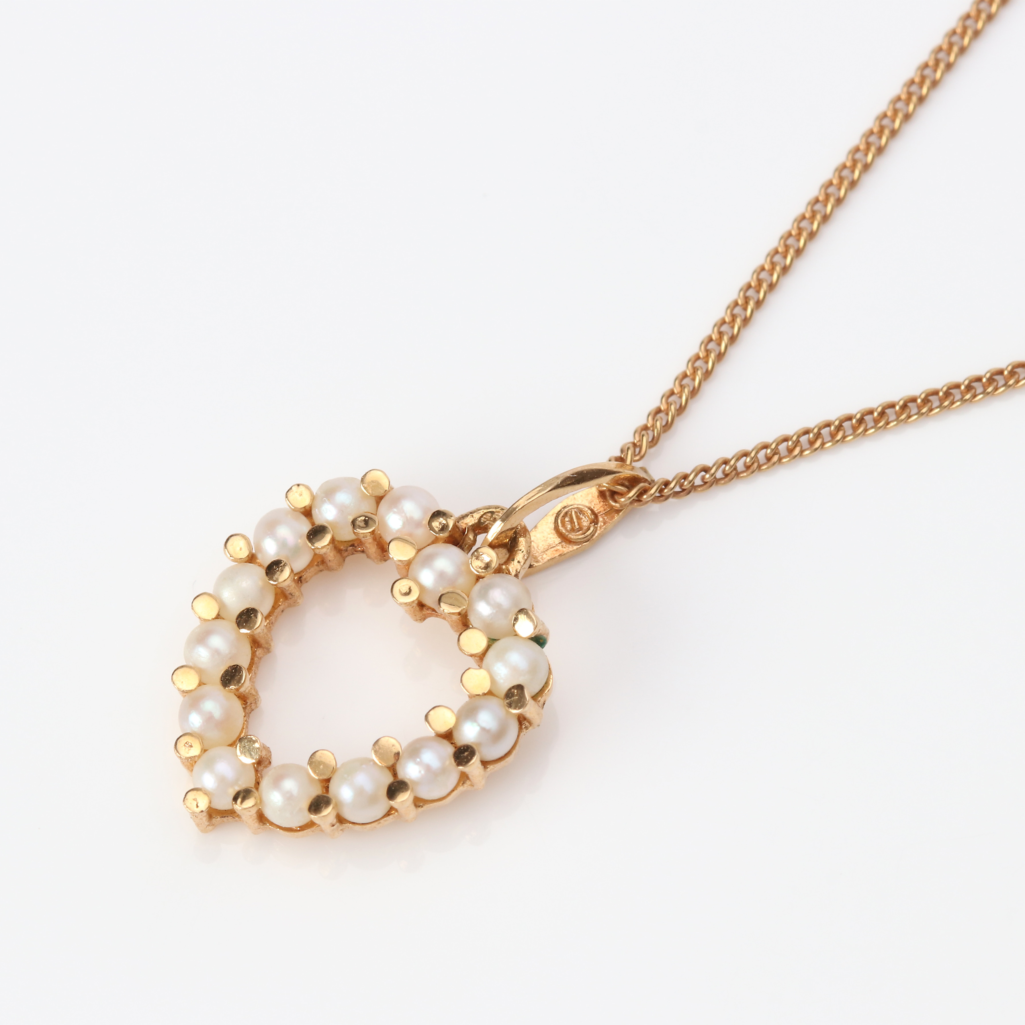 HALSBAND, PANSARLÄNK. 18k guld, hänge i form av hjärta, med odlade pärlor, totalvikt ca 3,5 gram.
