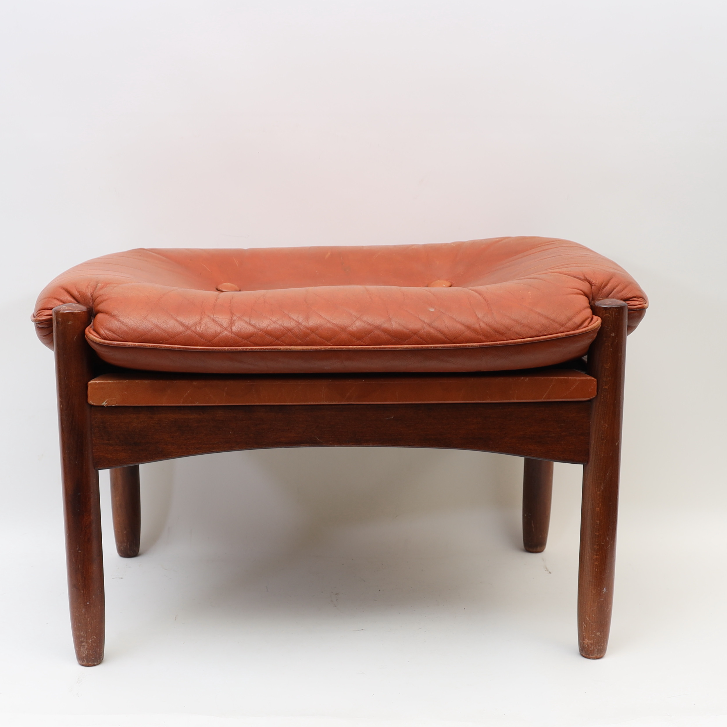 PALL, Göte-möbler Nässjö. 1900-talets andra hälft, teak och bok, dyna av skinn.