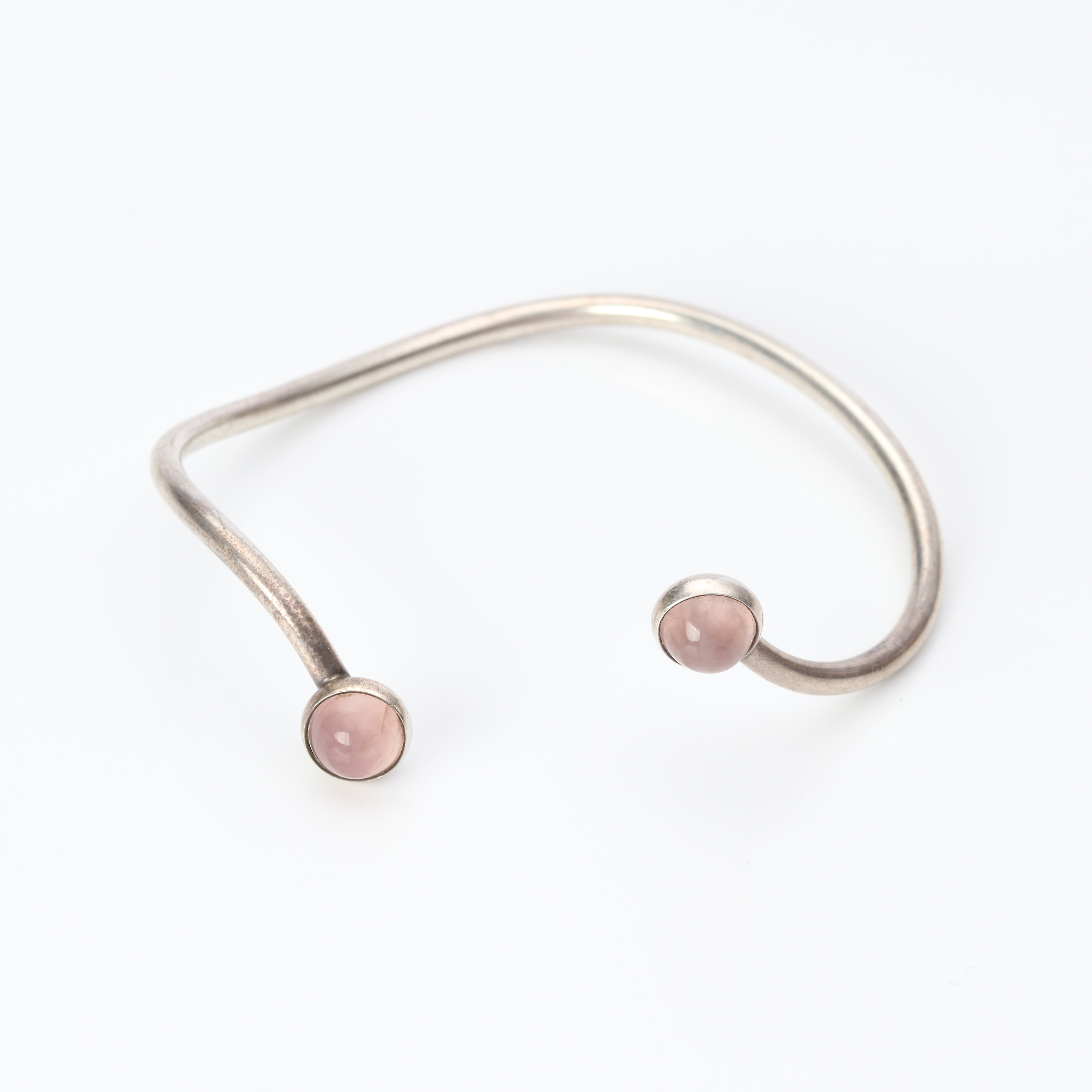 NILS ERIK FROM, ARMBAND. Sterlingsilver med cabochonslipad rosenkvarts.