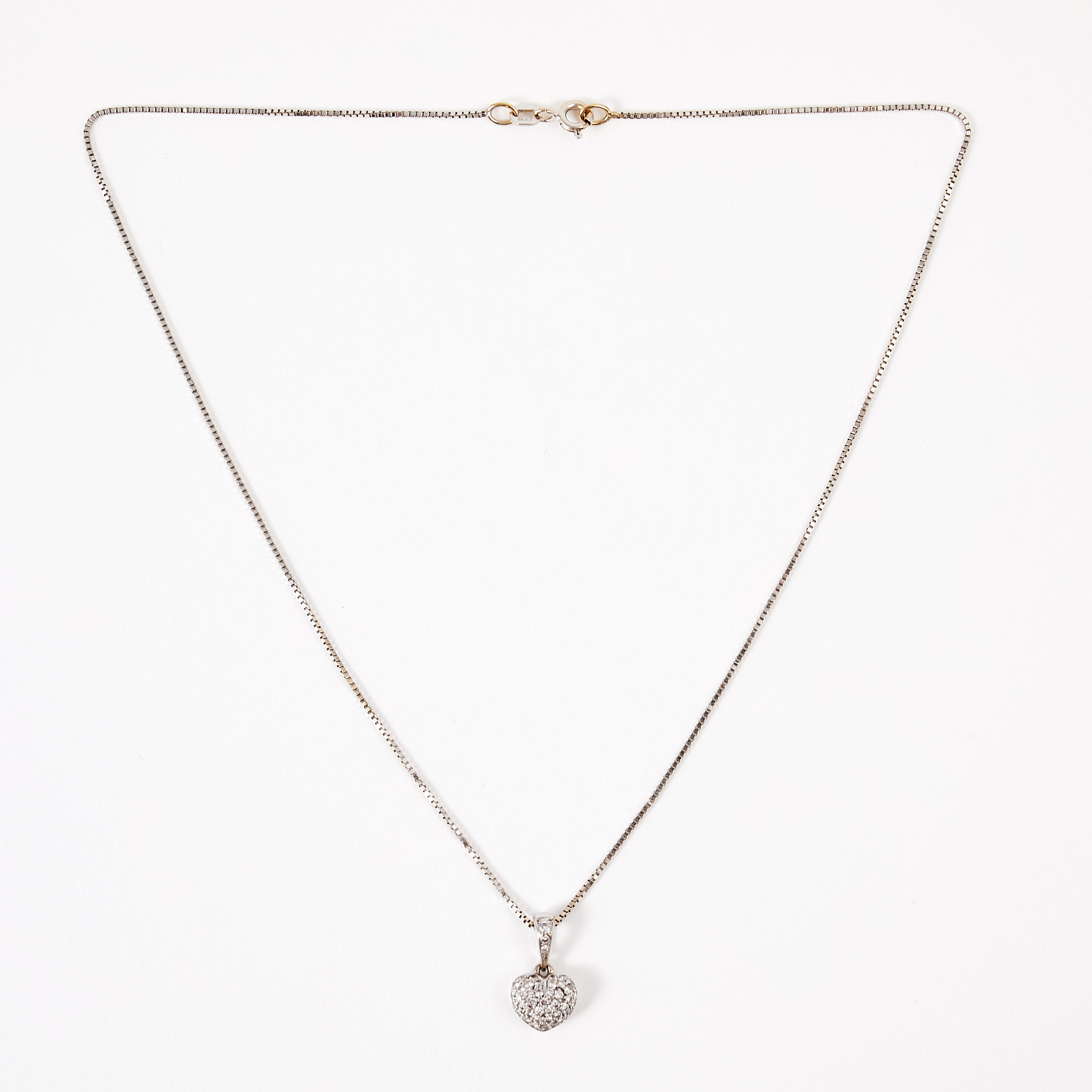 HALSBAND, 18 k vitguld, venetiansk länk, hjärtformat hänge med dekor av briljantslipade diamanter, totalt 0,32 ct enligt gravyr.