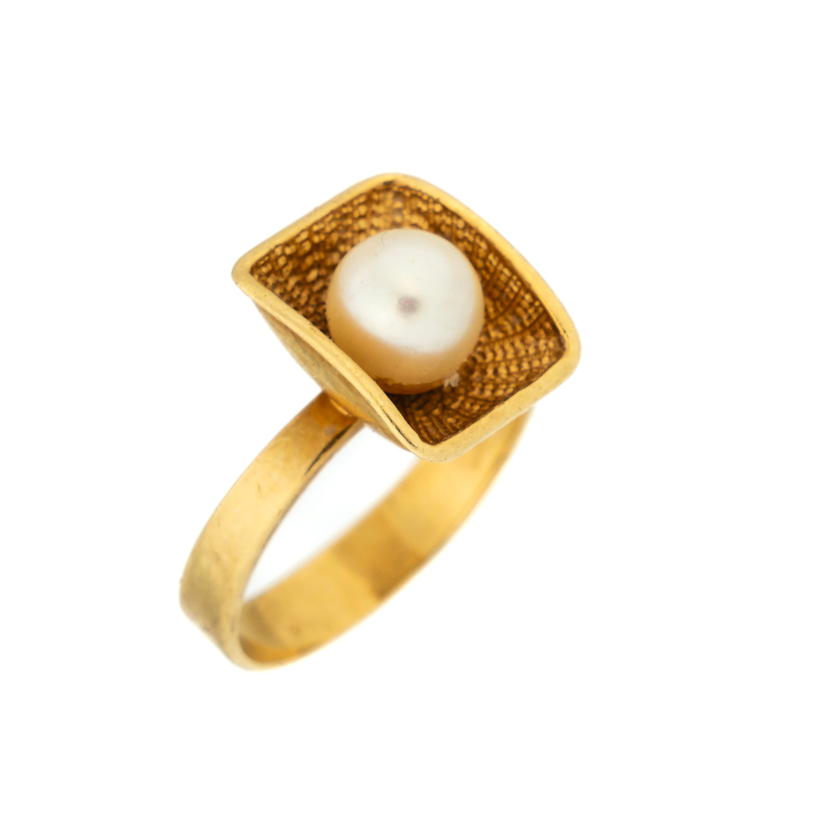 RING. 18K Guld med odlad pärla 1900-tal.
