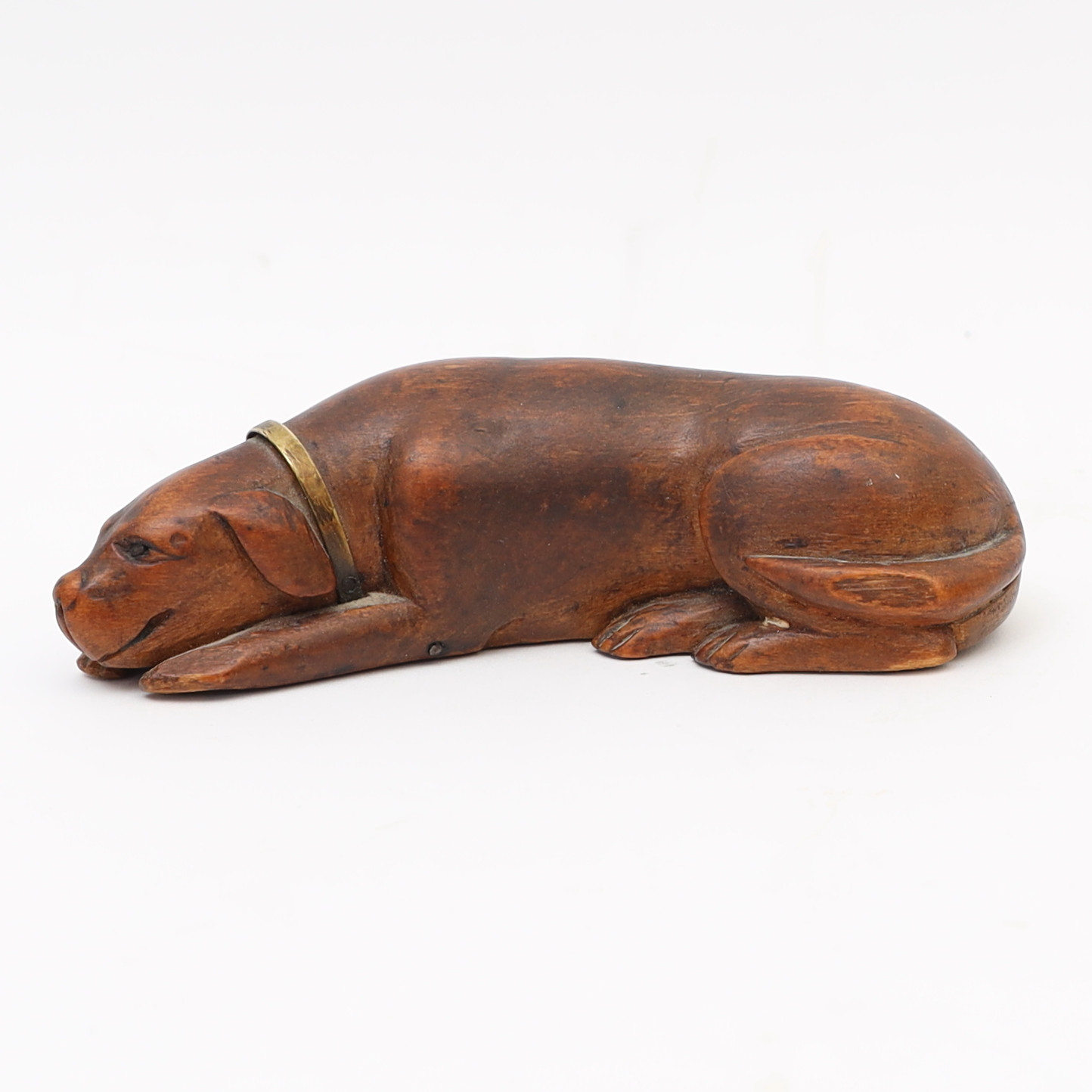 SNUSHUND, 1800-tal, skulpterad björk, halsband av mässing.