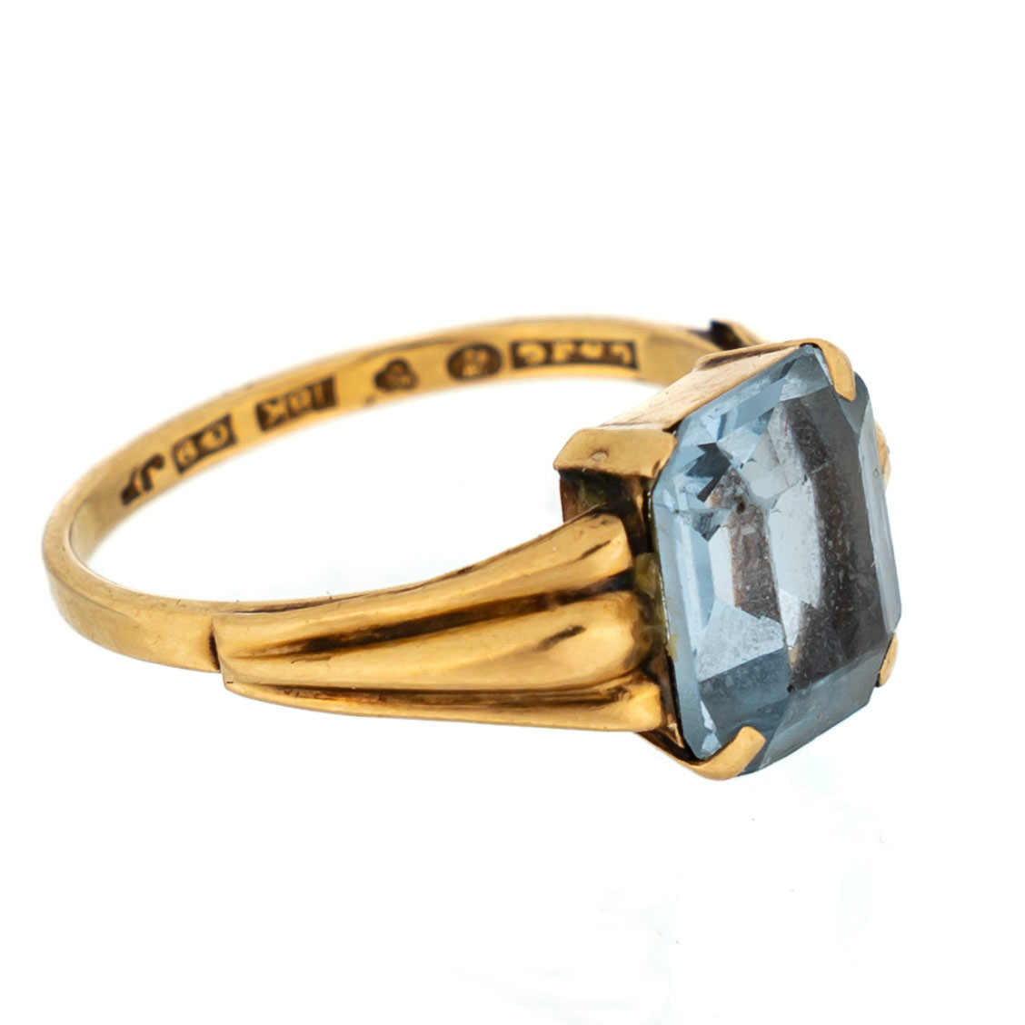 RING. 18K Guld med blå topas 1900-tal.
