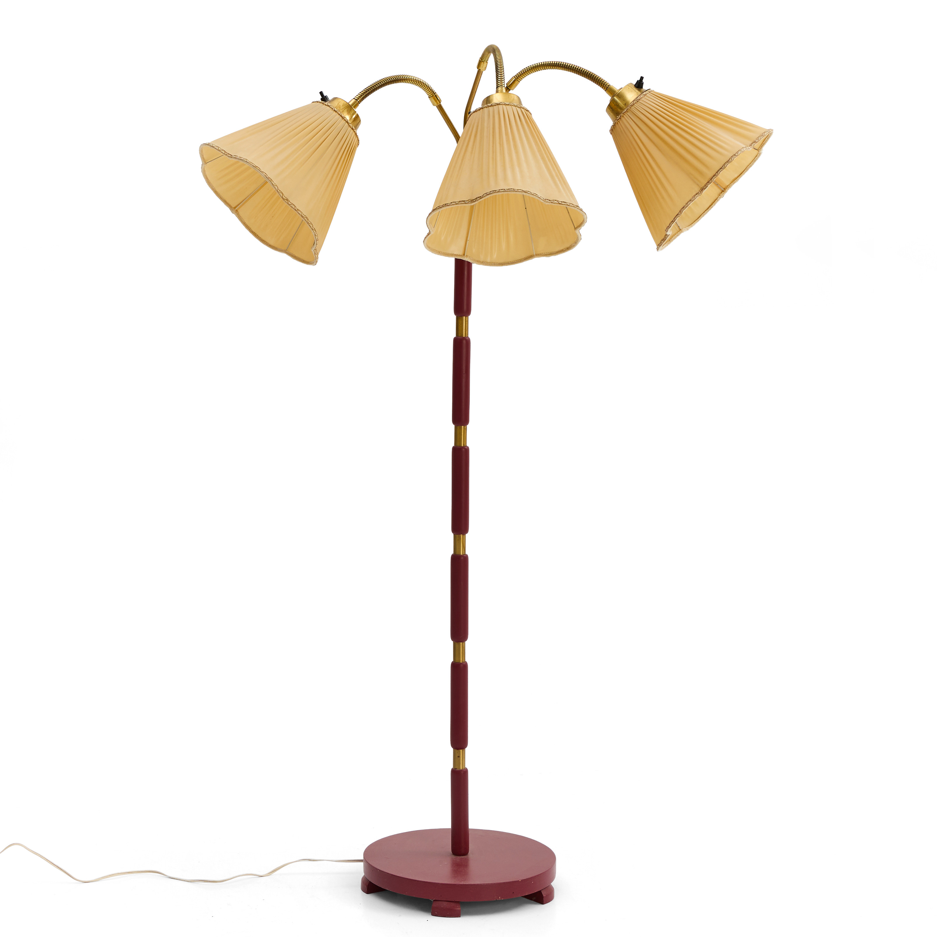 GOLVLAMPA, 3 ljuspunkter, 1940-tal. bemålat trä och mässing. Stämpelmärkt PF.