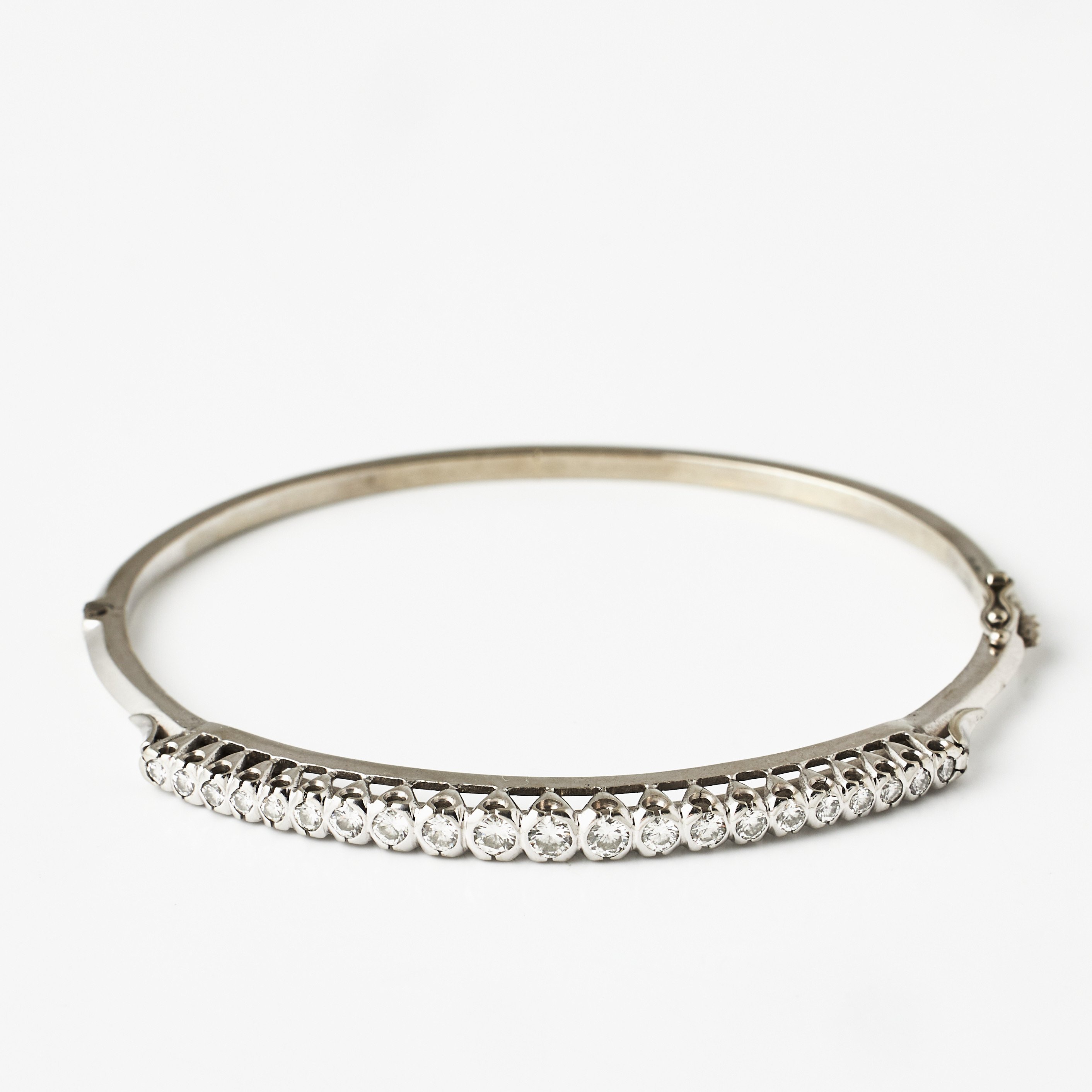 ARMRING, 18 k rodierat vitguld, mittparti med 21 briljanter i dosering totalt 1,10 ct, ca W-TCr (H-I)/VS-SI.