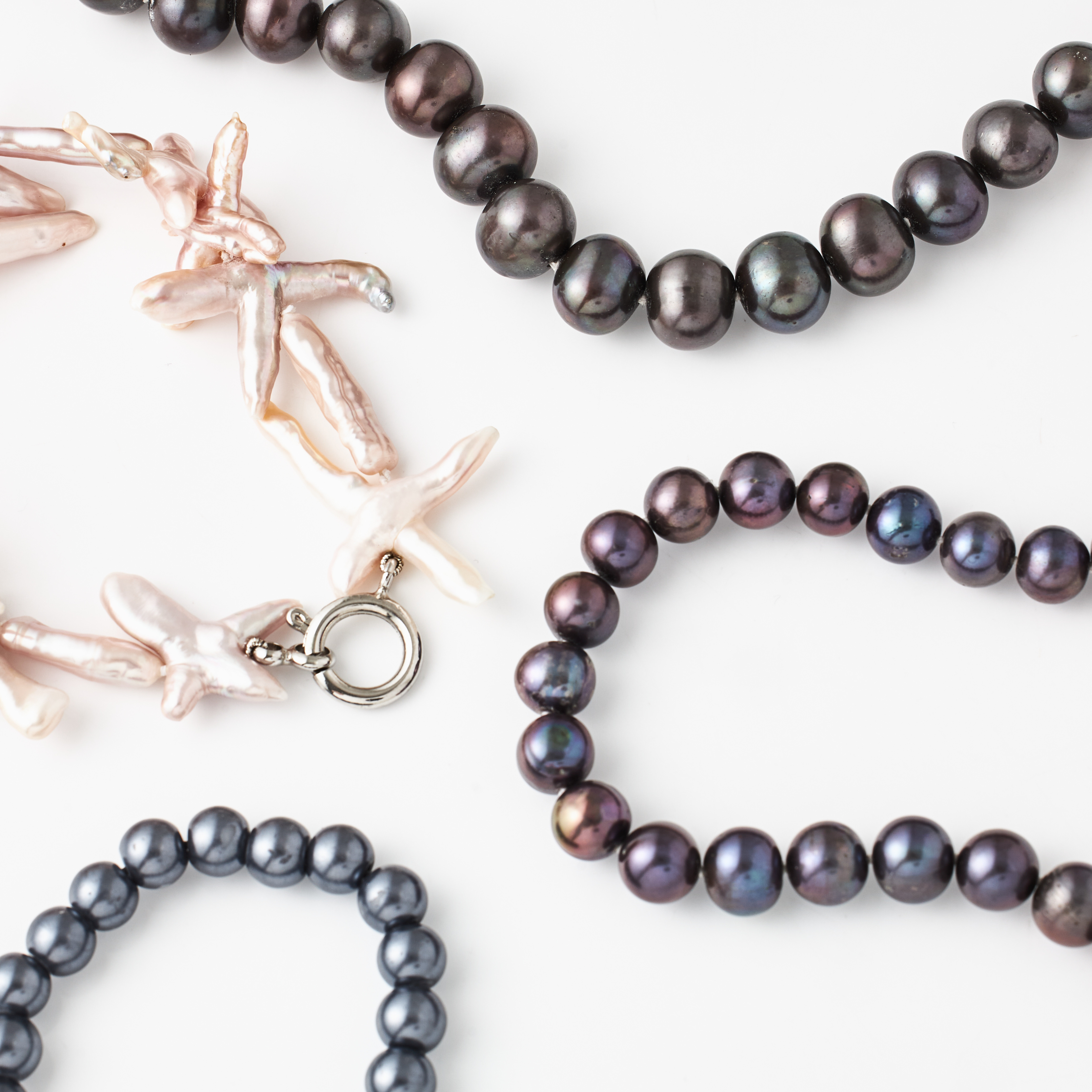 COLLIER, 2 st., odlade infärgade svart/auberginefärgade sötvattenspärlor, ARMBAND, odlade sötvattenspärlor s.k Keshi.