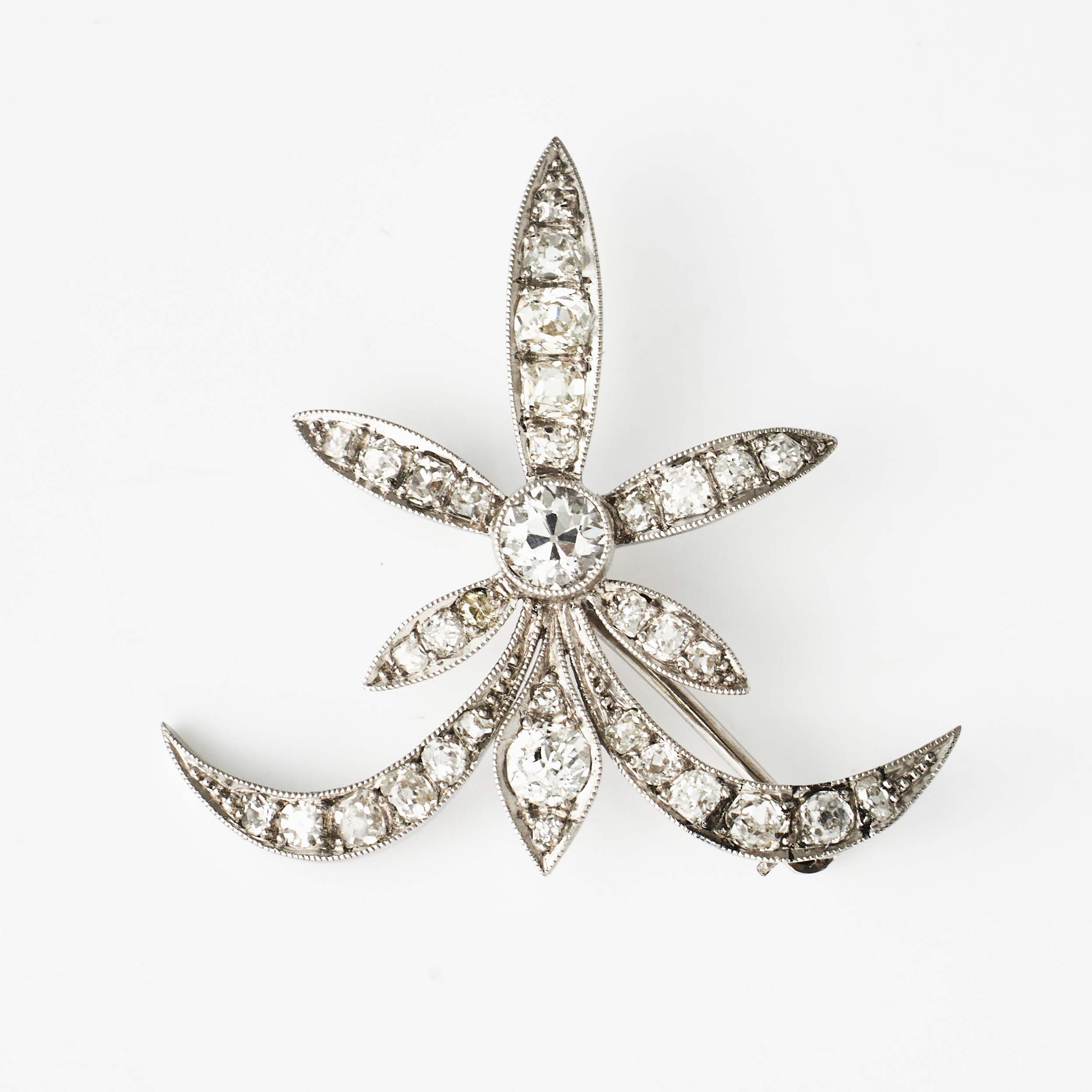 BROSCH, troligen platina, 35 gammal diamanter, centersten ca 0,35 ct, millegriffedekor, 1900-talets början.