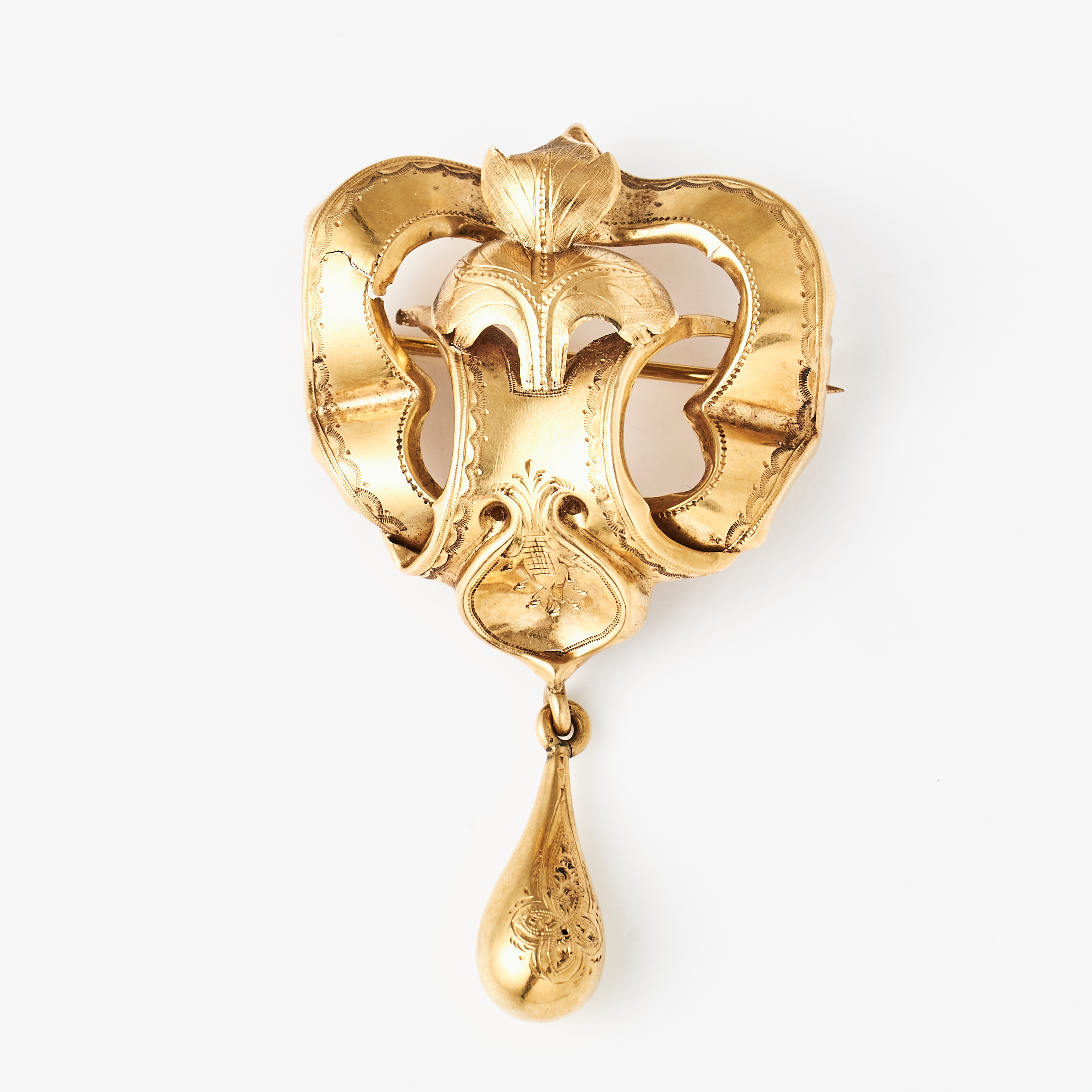 BROSCH, 18 k guld, graverad dekor, hängande droppformad dekordel, Otto Wilhelm Kjellberg, Västerås 1860.
