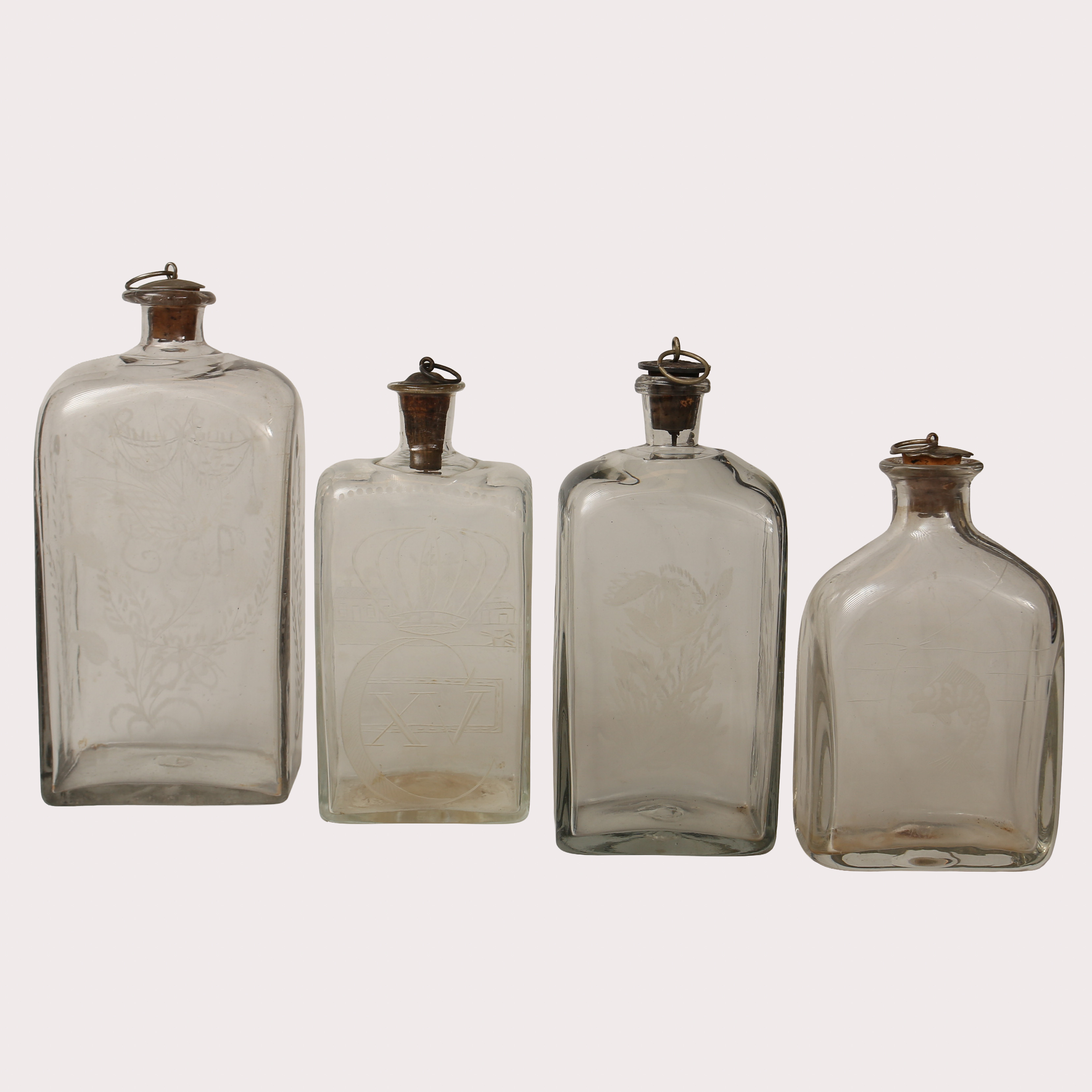BRÄNNVINSFLASKOR, 4 st., glas med slipad dekor. Den tidigaste 1850, fram till omkring 1900-talets andra fjärdedel.