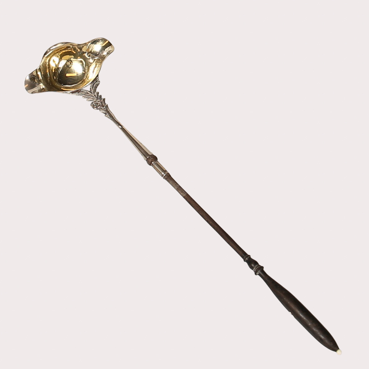 SOPPSLEV, silver med förgyllning, träskaft med avslutande benknopp. Slitna stämplar. 1800-talets mitt.