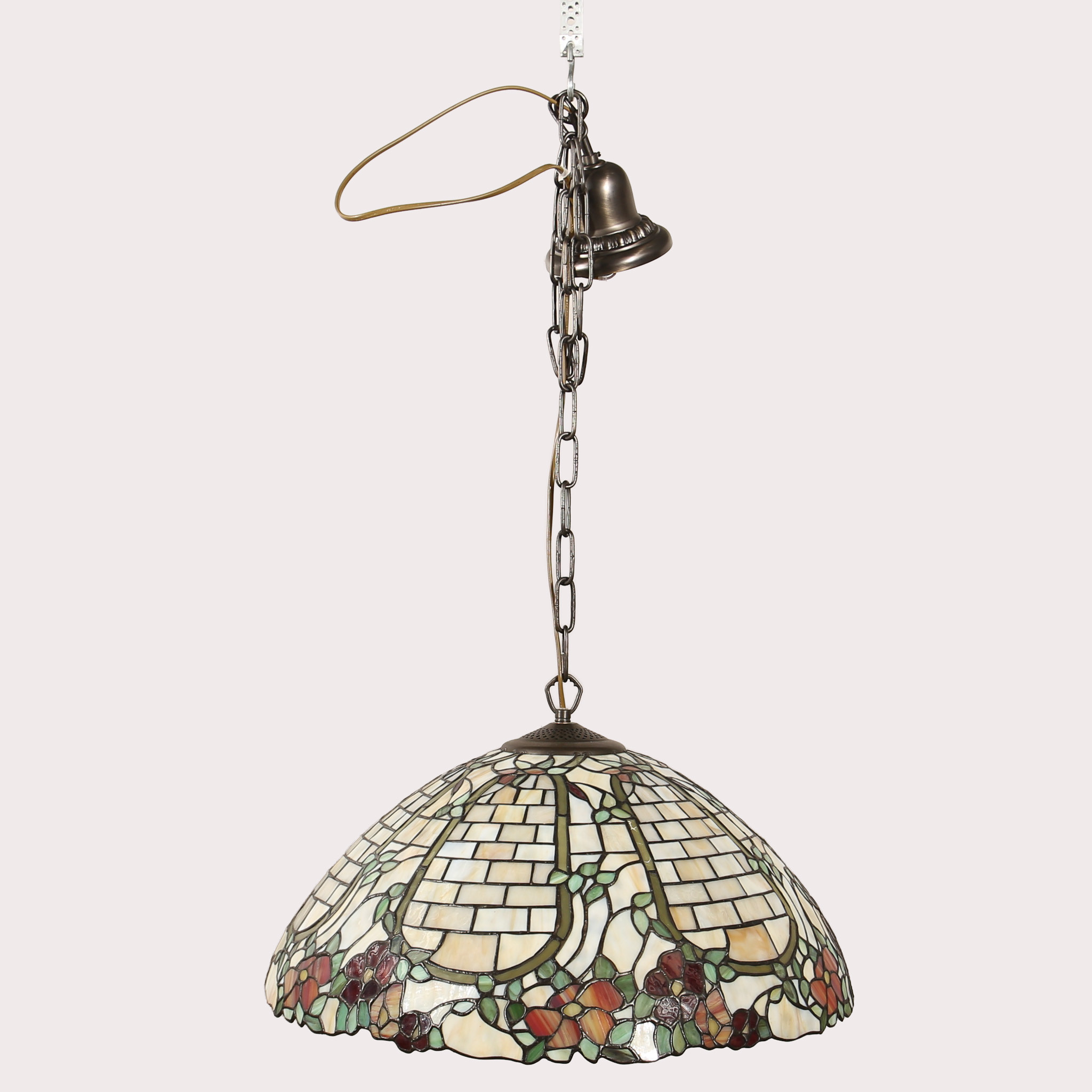 TAKLAMPA TIFFANYSTIL, två ljuskällor, blomstermotiv, och uppdelning i fält, som innesluter tegelstensformer. Polykrom. 1900-talets sista fjärdedel.
