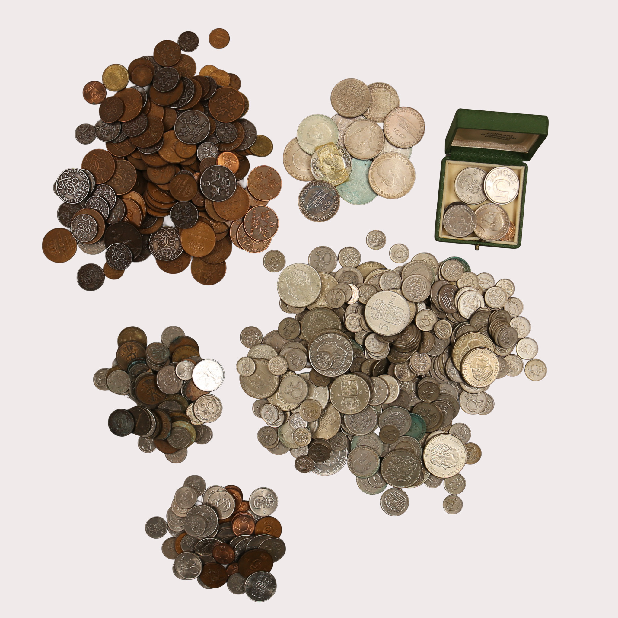 PARTI MYNT, merparten Sverige, silver/järn/koppar samt en del utländsk valuta.