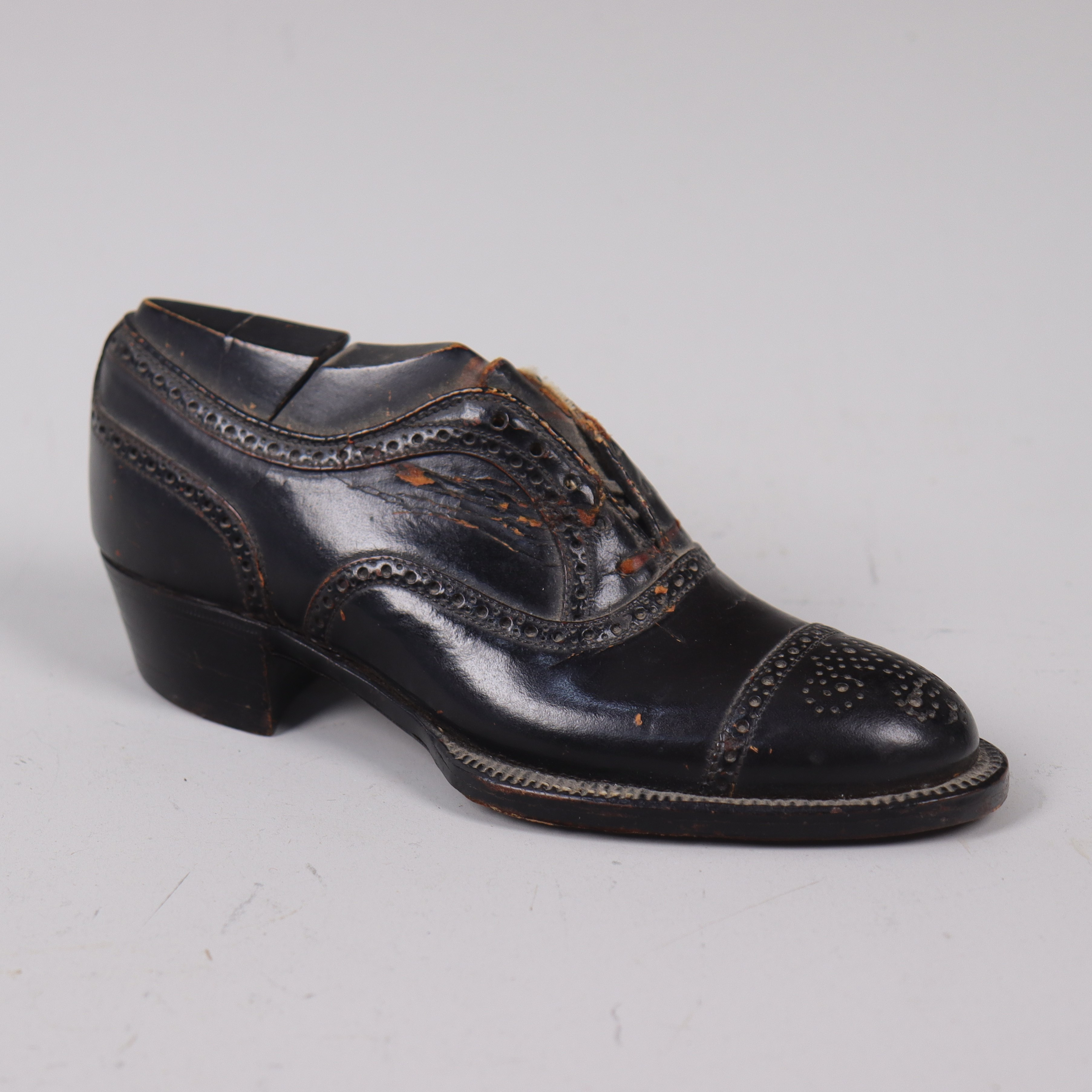 MINIATYRSKO, gesällprov av skomakare, svart läder, 1900-talets första hälft.