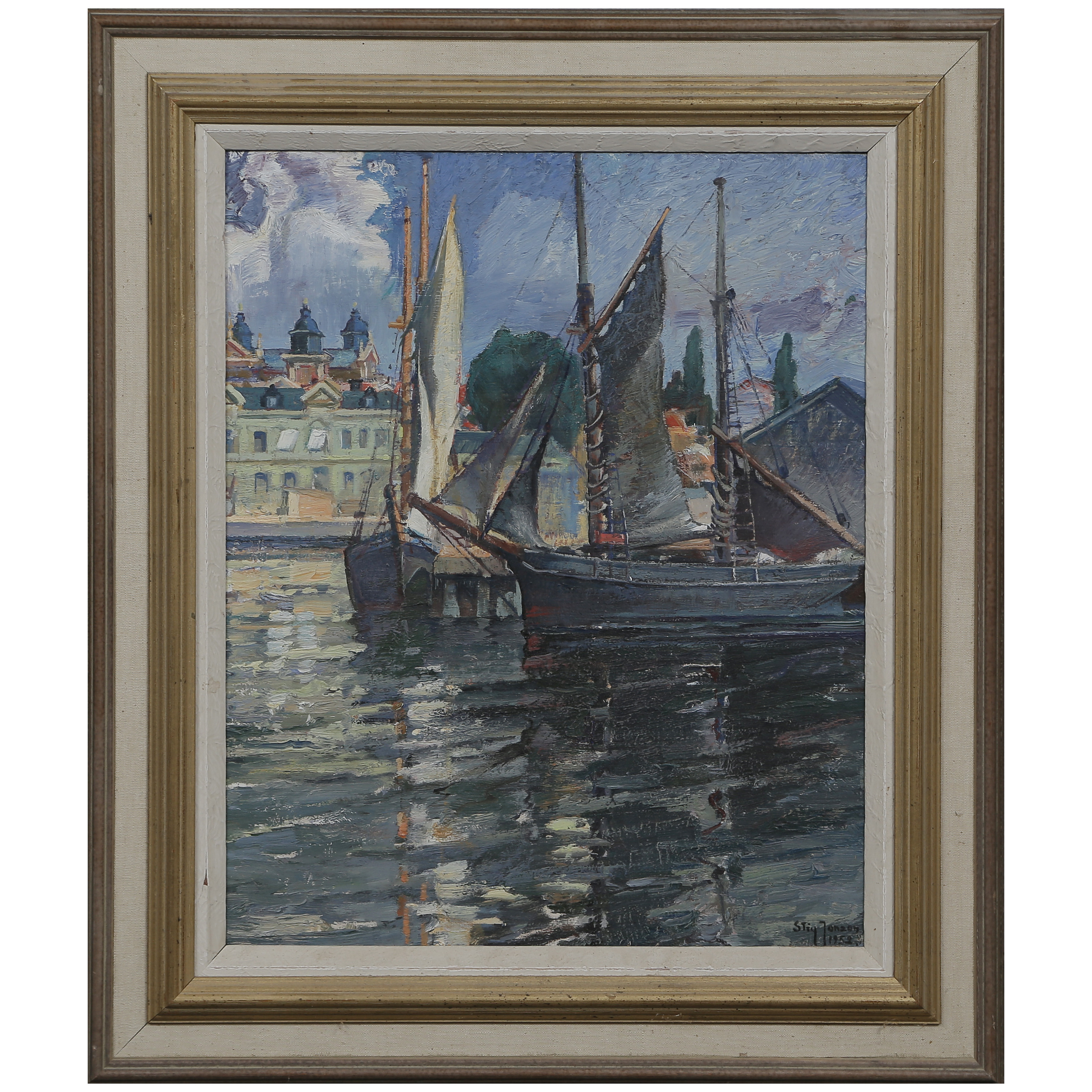 STIG JONZON. "SKUTOR I KALMAR HAMN" OLJA PÅ PANNÅ, SIGNERAD, DATERAD 1952.