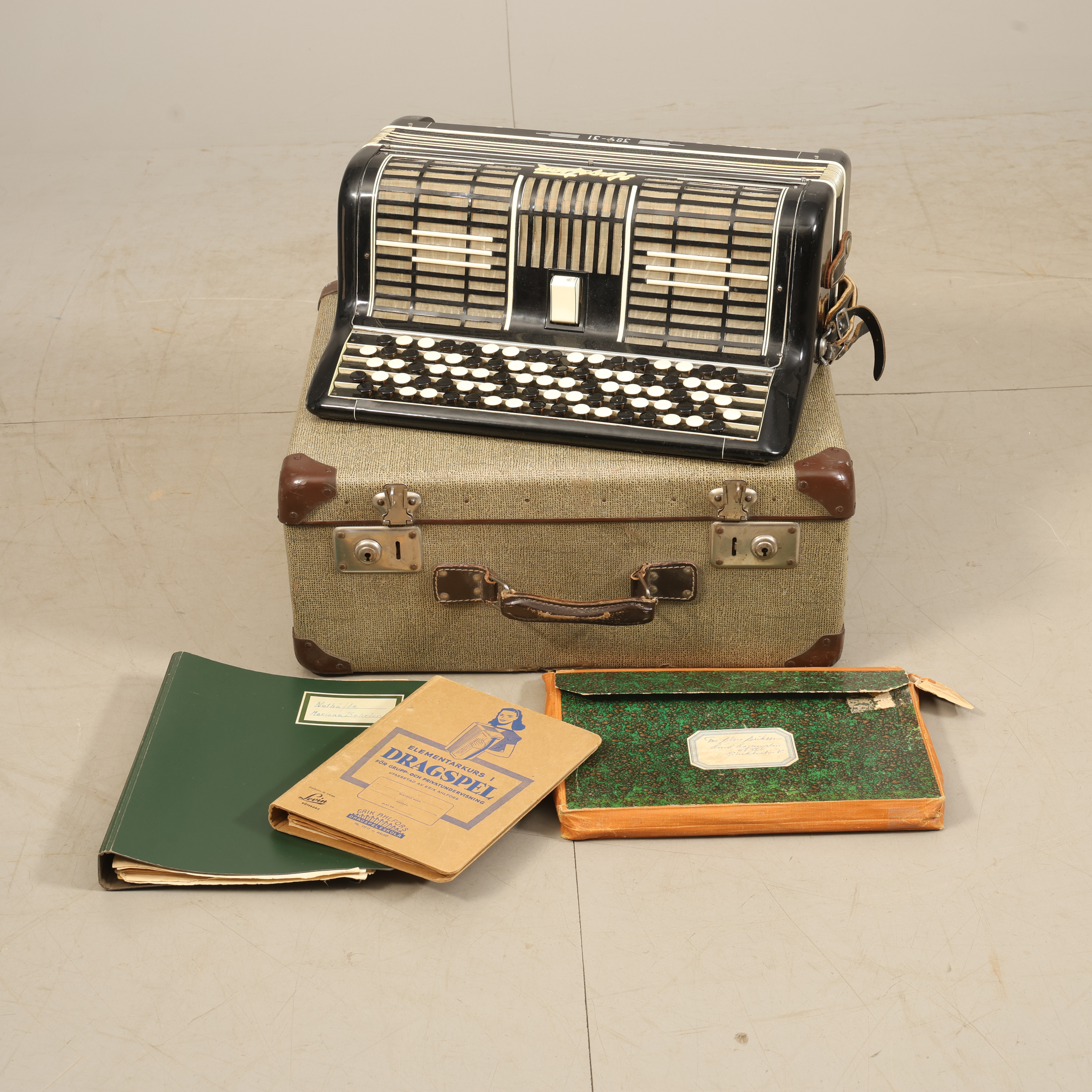 DRAGSPEL, Hagström, i väska. Modell 389-31, 1940-tal.