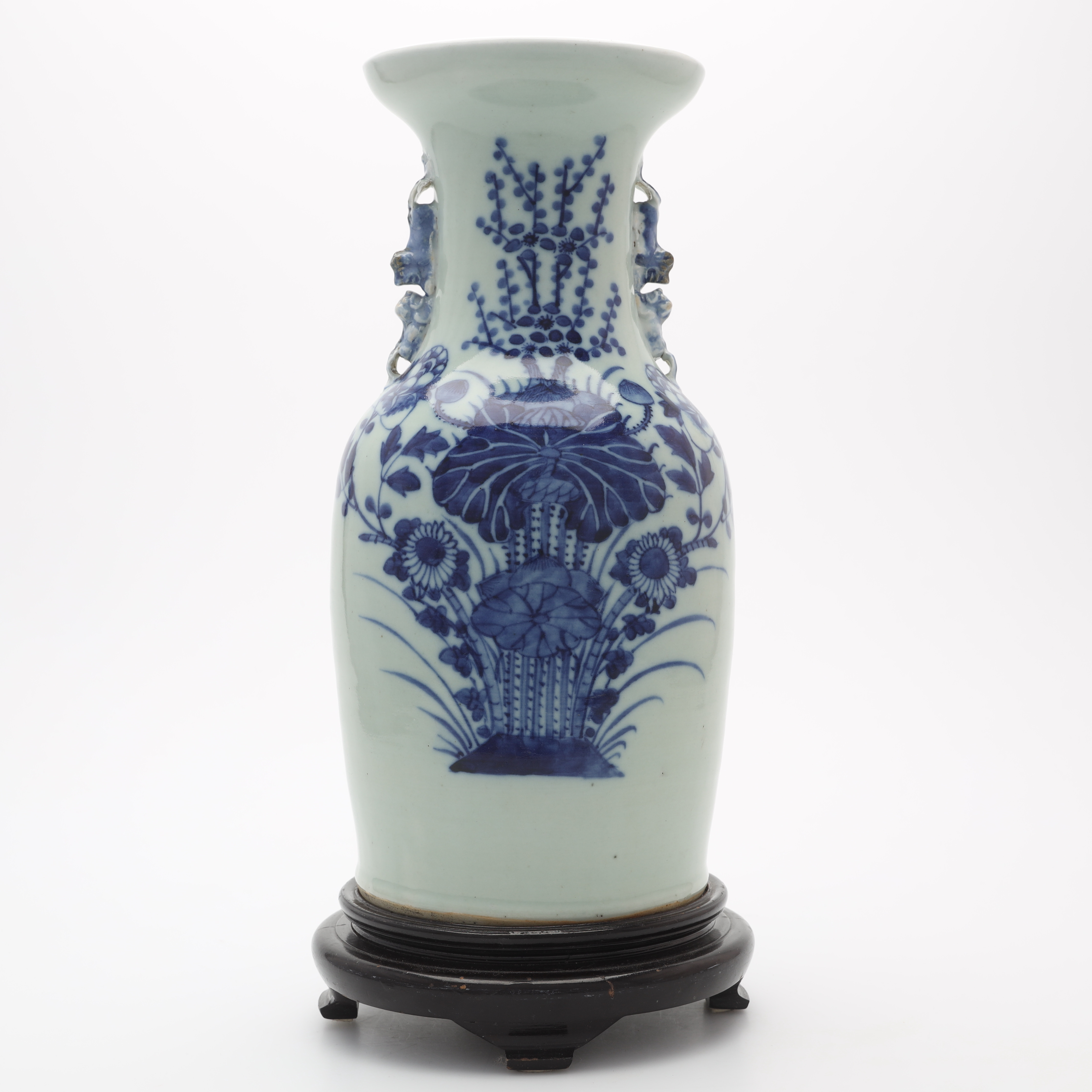 VAS, porslin, celadon, underglasyr i blått, floral dekor, Kina, 1800-talets andra hälft.
