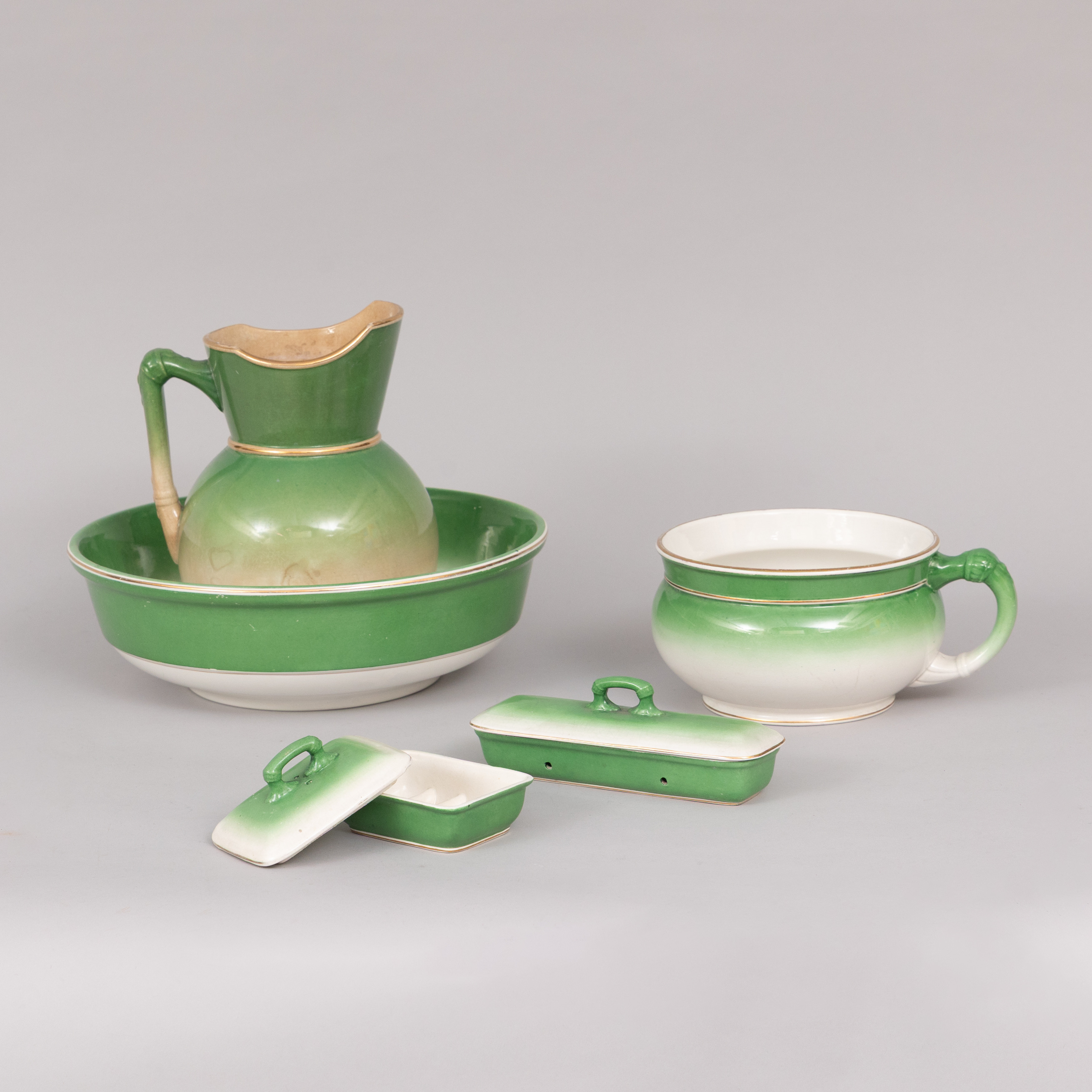 TVÄTTSET, 5 delar. flintporslin, omkring 1900.