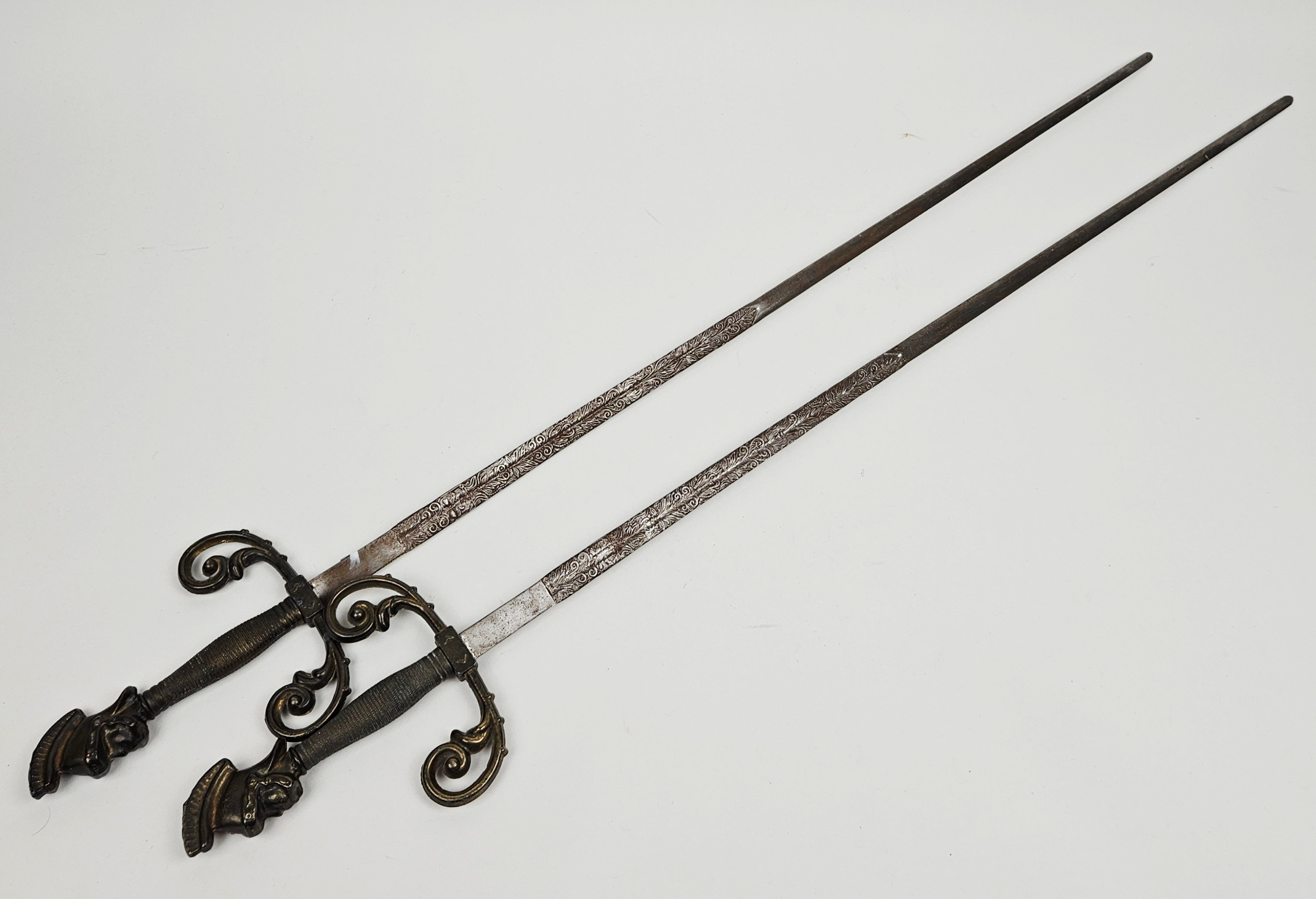 PRYDNADSSVÄRD, ett par, metall, 1900-tal.