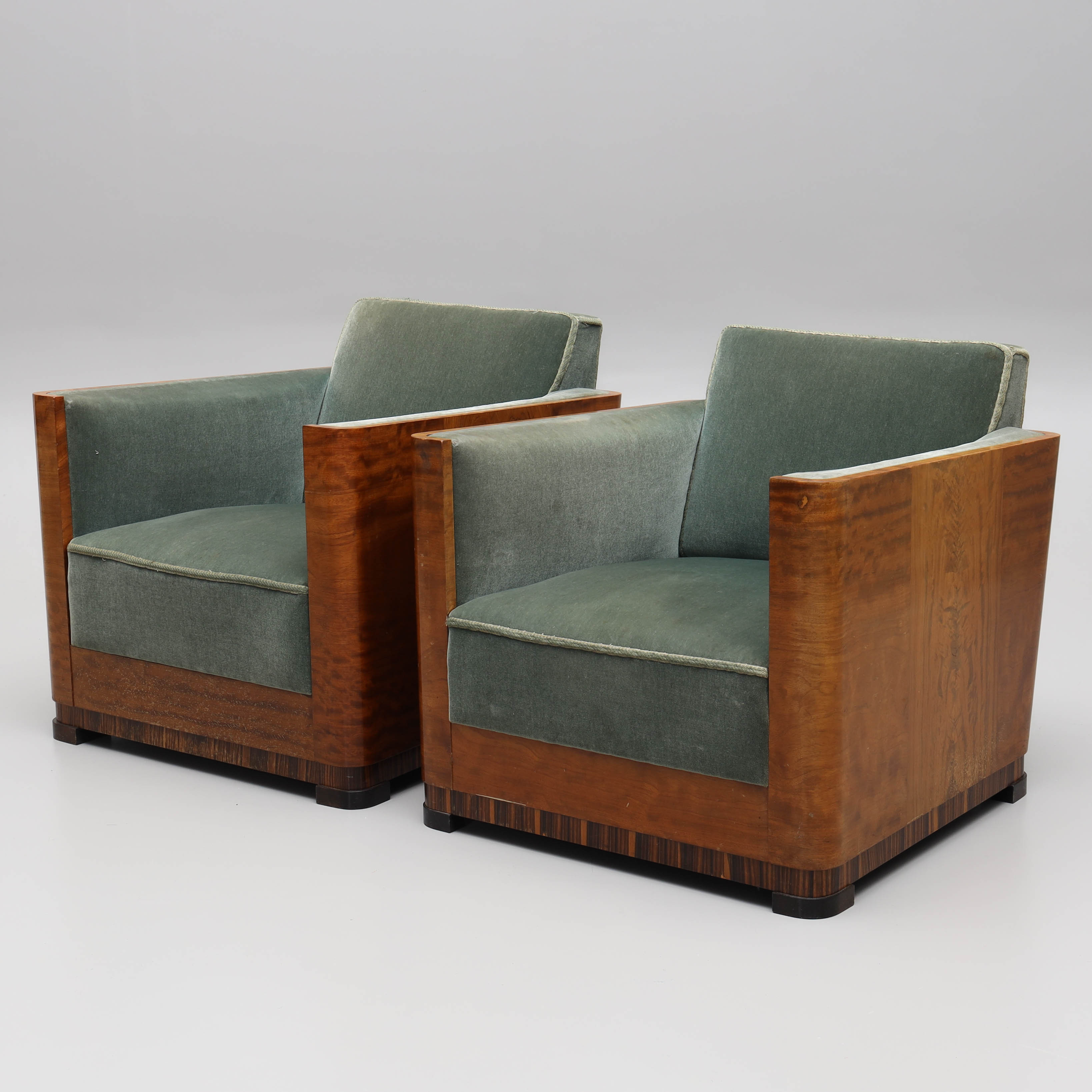 FÅTÖLJER, ett par, fanérade i mahogny, plymåer klädda i sammet, art deco, 1920/30-tal.