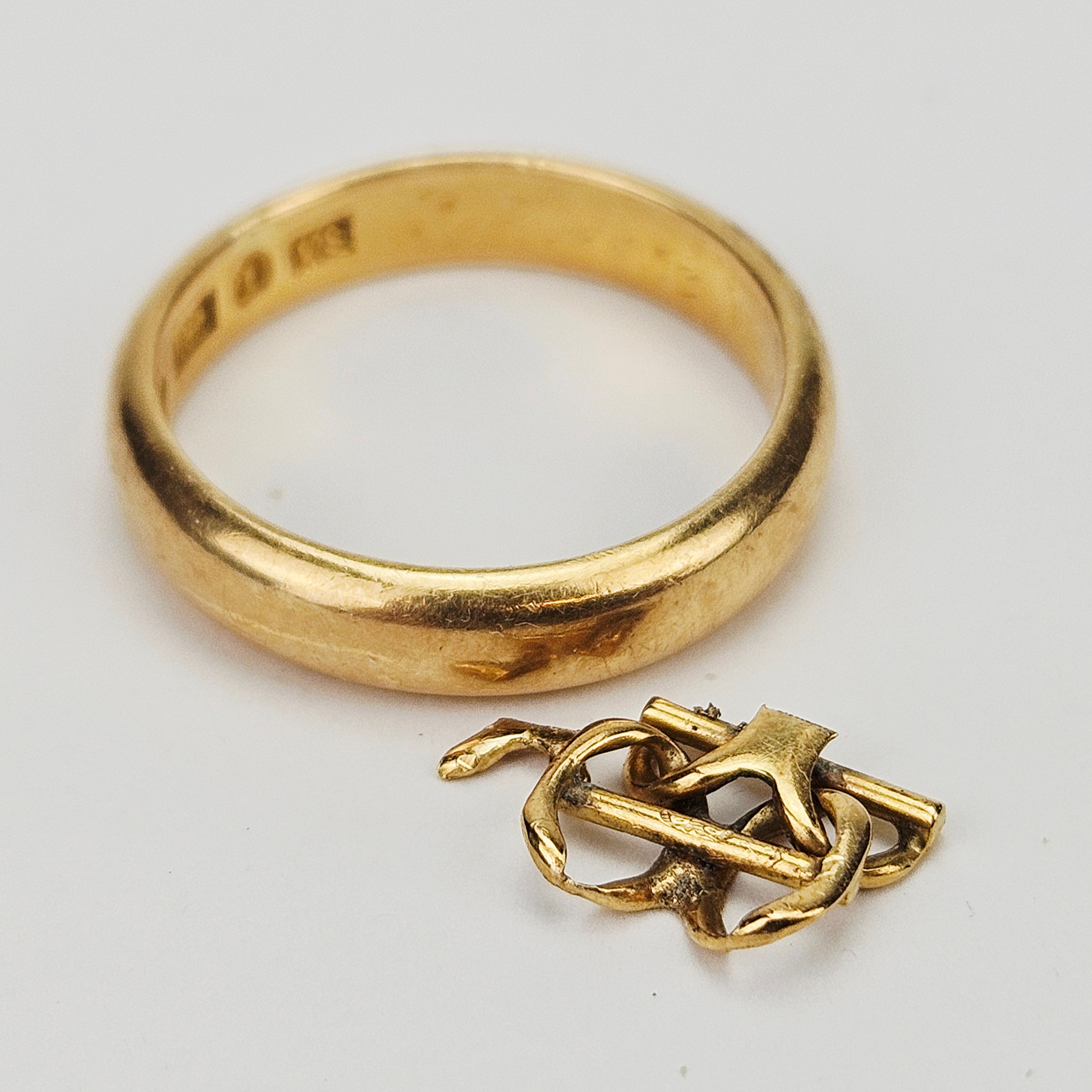 RING OCH SKROTGULD, 18K, vikt ca. 6,1 gram.