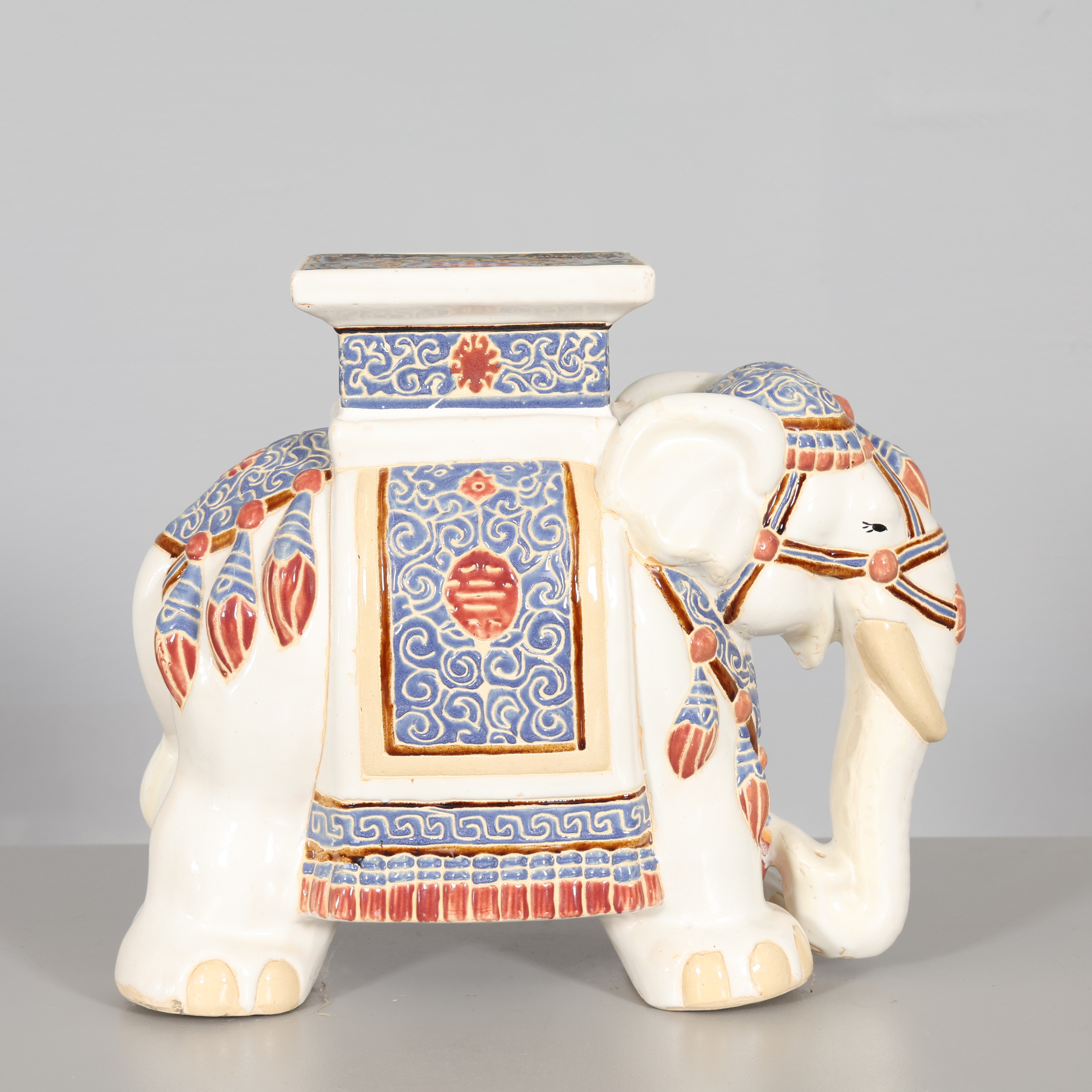 PIEDESTAL, keramik, i form av elefant.