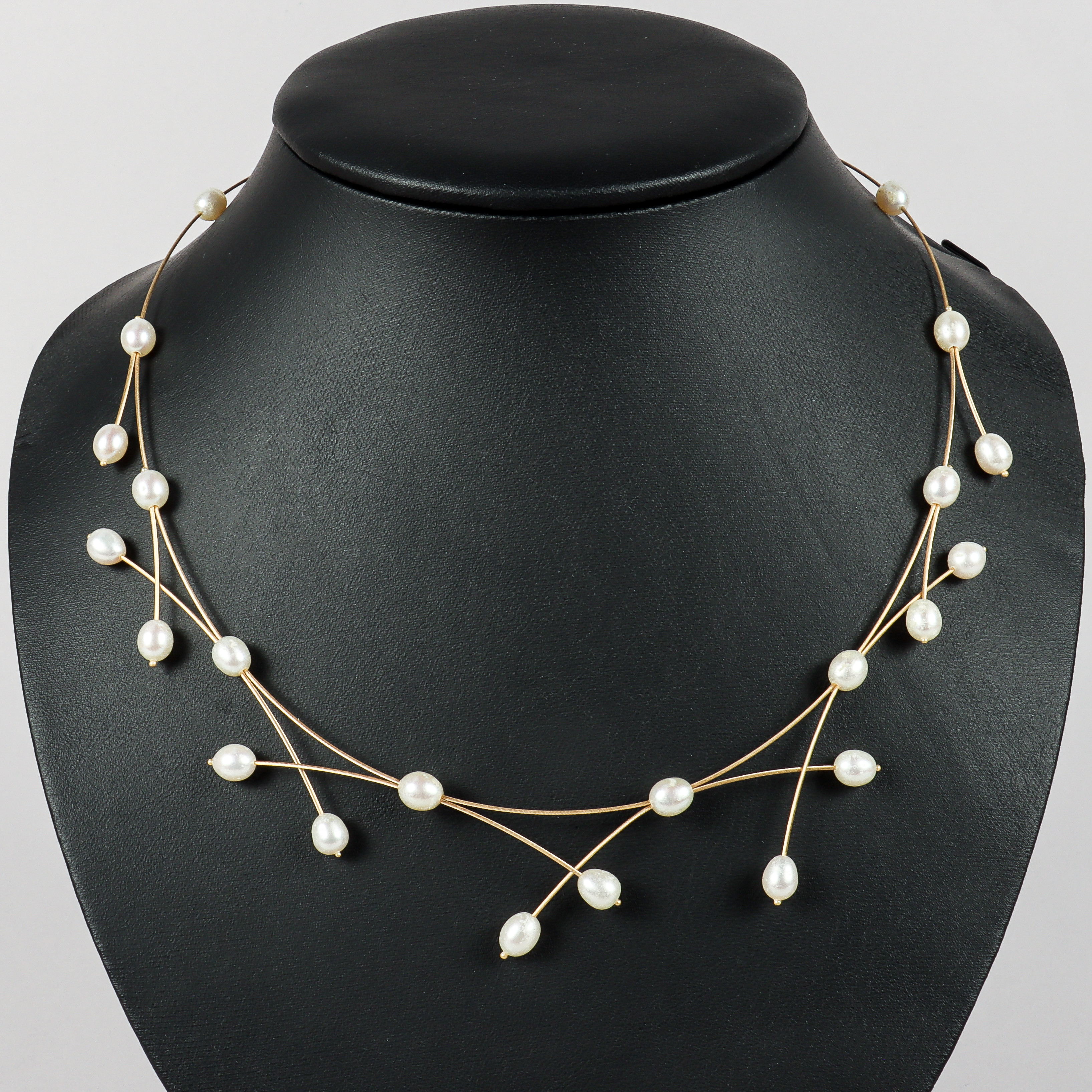 COLLIER 18k guld med ovala odlade pärlor.