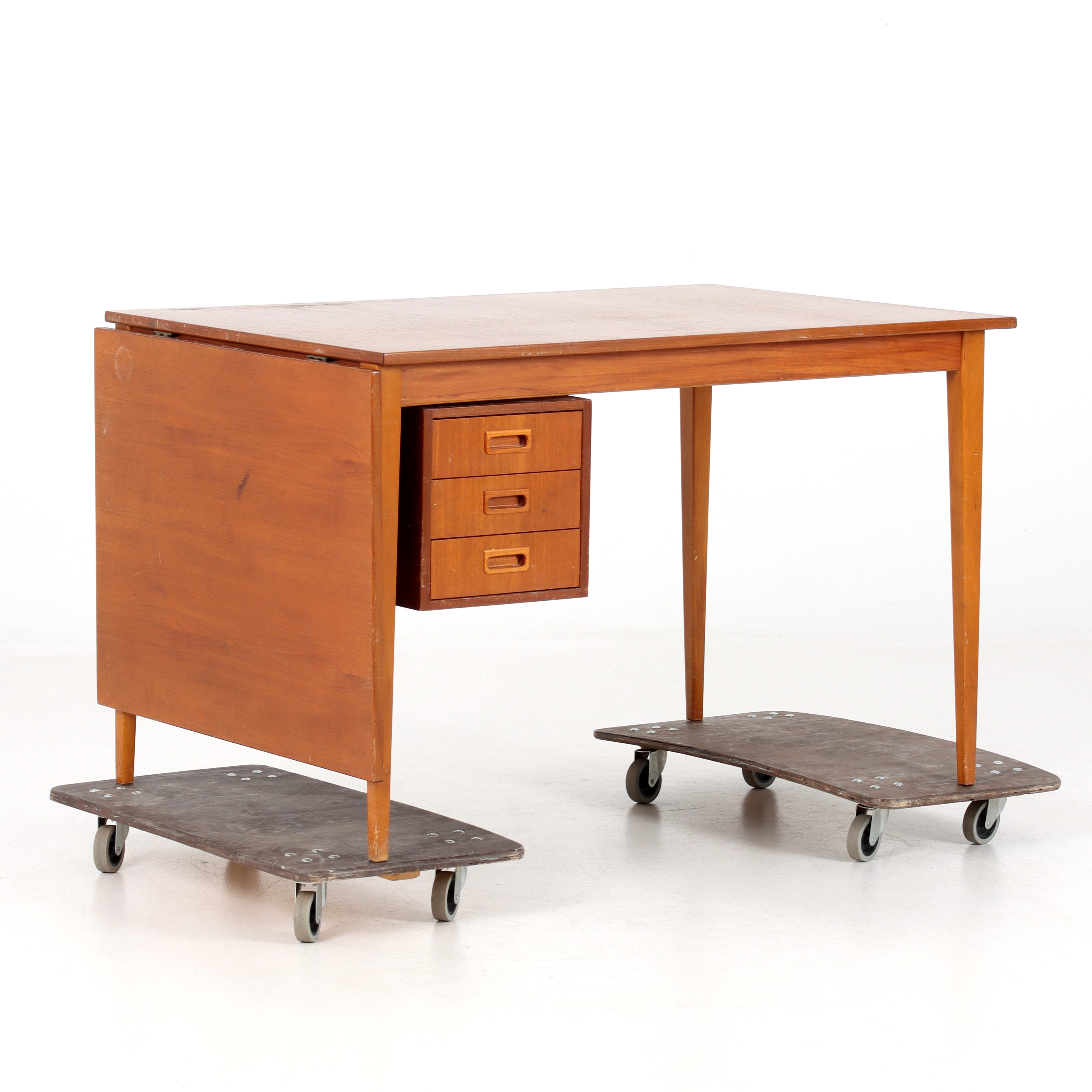 SKRIVBORD, med slag, teak, 1950/60-tal.