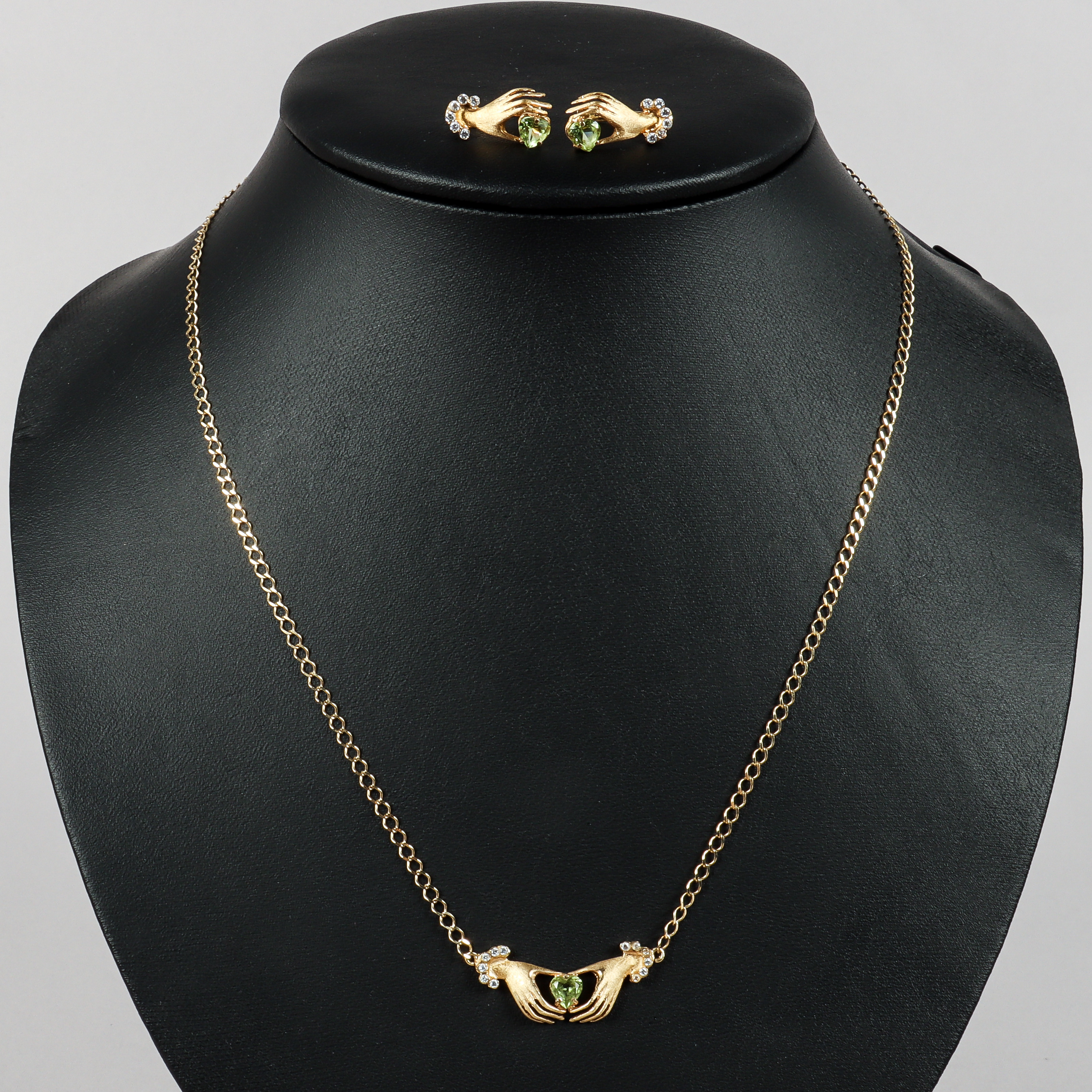 COLLIER OCH ÖRHÄNGEN, 18k guld med gröna och vita slipade stenar.