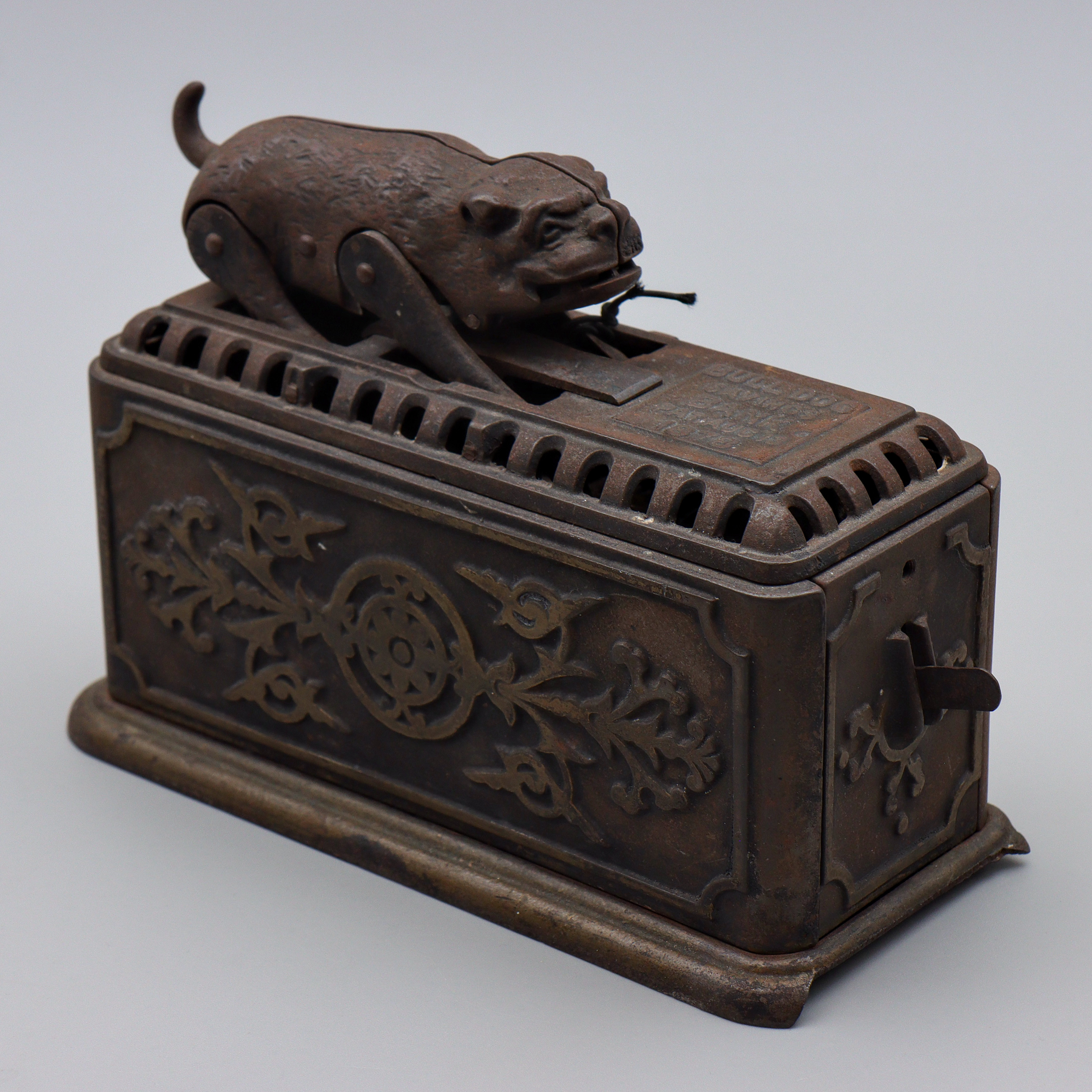 MEKANISK SPARBÖSSA "BULLDOG SAVINGS BANK" PAT.AUC13 1878, IVES BLAKESLEE & CO, USA.