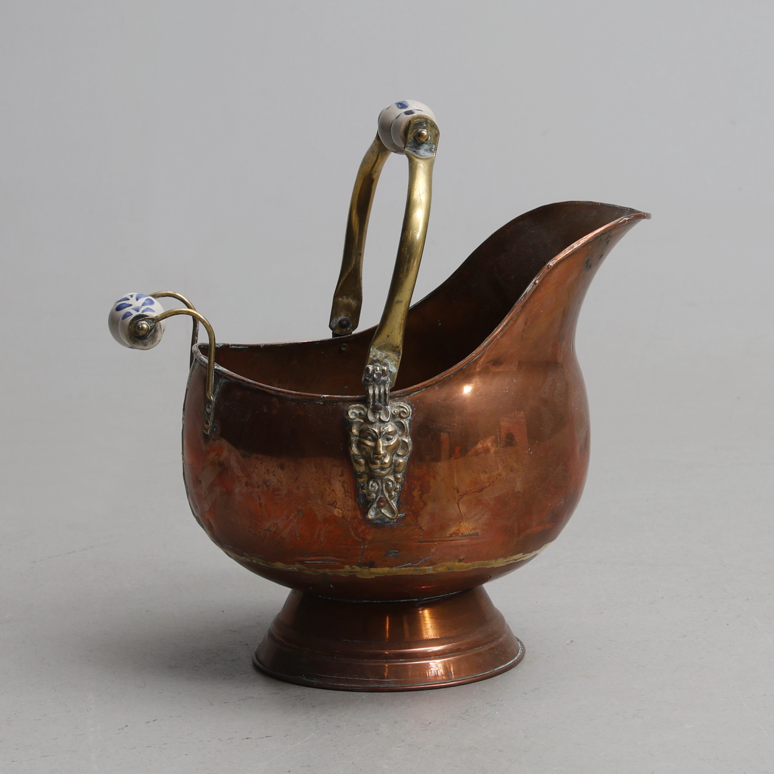KOLHÄMTARE, koppar/porslin, 1900-tal.