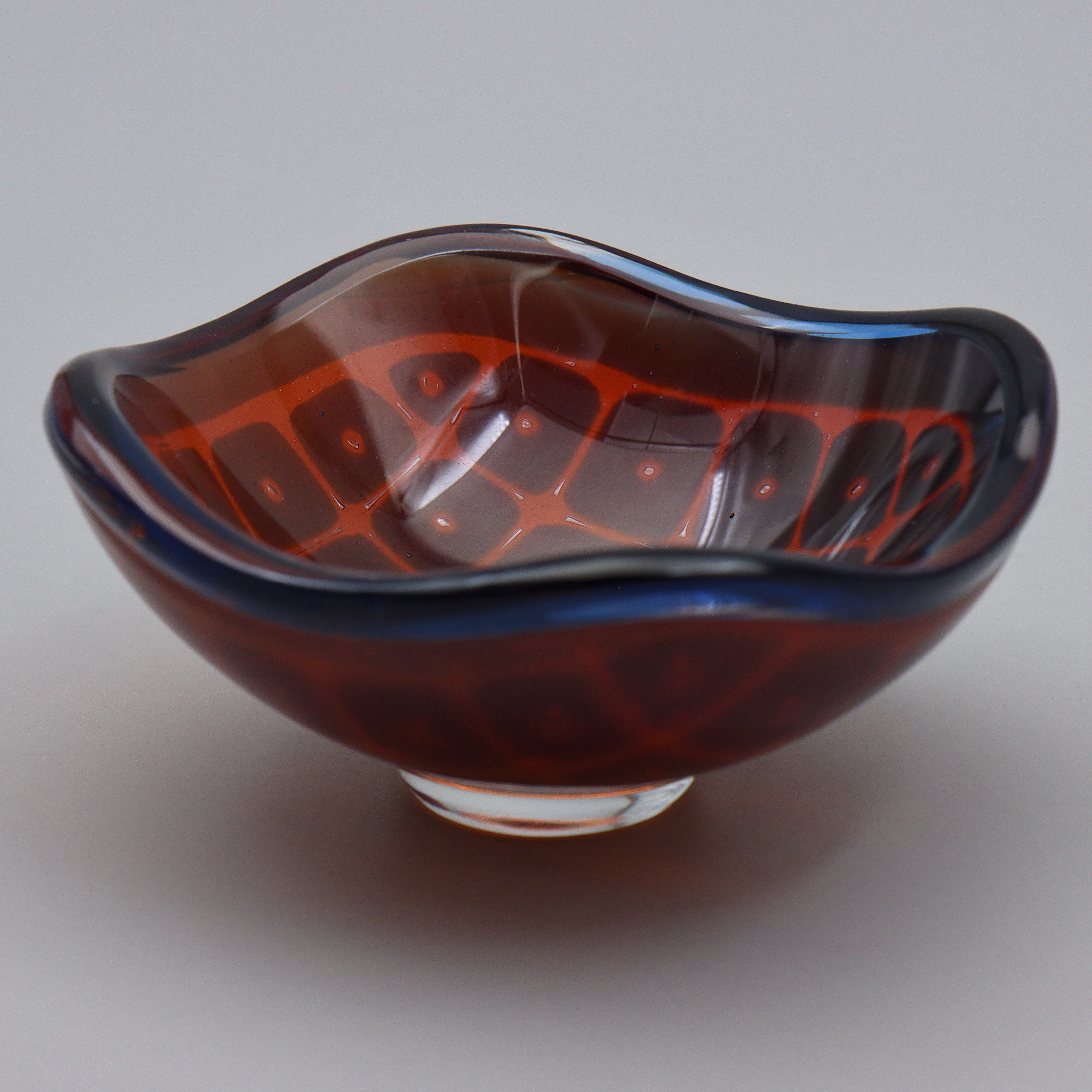 SVEN PALMQVIST. "RAVENNA" SKÅL, GLAS, BLÅTT MOT ORANGERÖD UNDERTON, ORREFORS, OSIGNERAD.