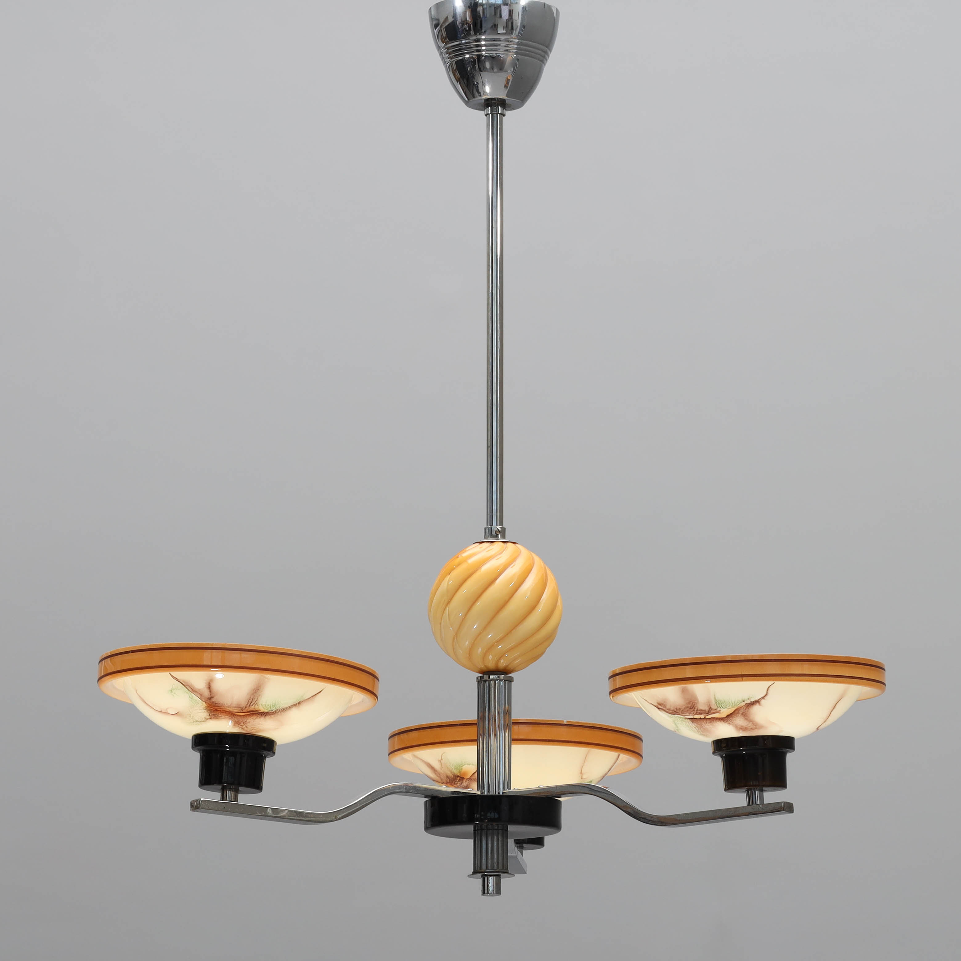 TAKLAMPA, 3-ljuspunkter, stomme i förkromad metall, skärmar i marmorerat glas, art deco, 1920/30-tal.