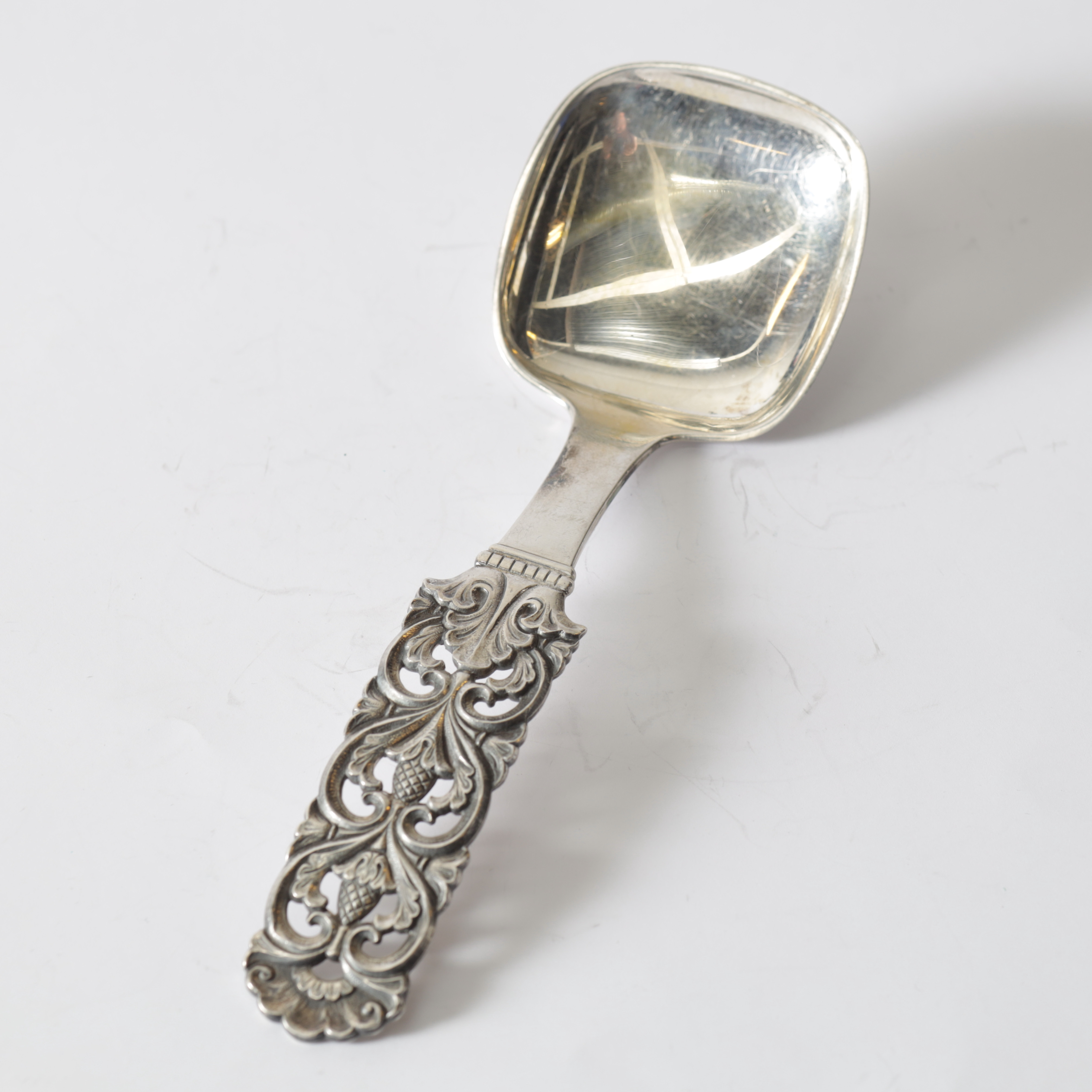 SERVERINGSSKED, silver, "Kloster", Brødrene Lohne, Norge. Totalvikt ca 70,9 gram.