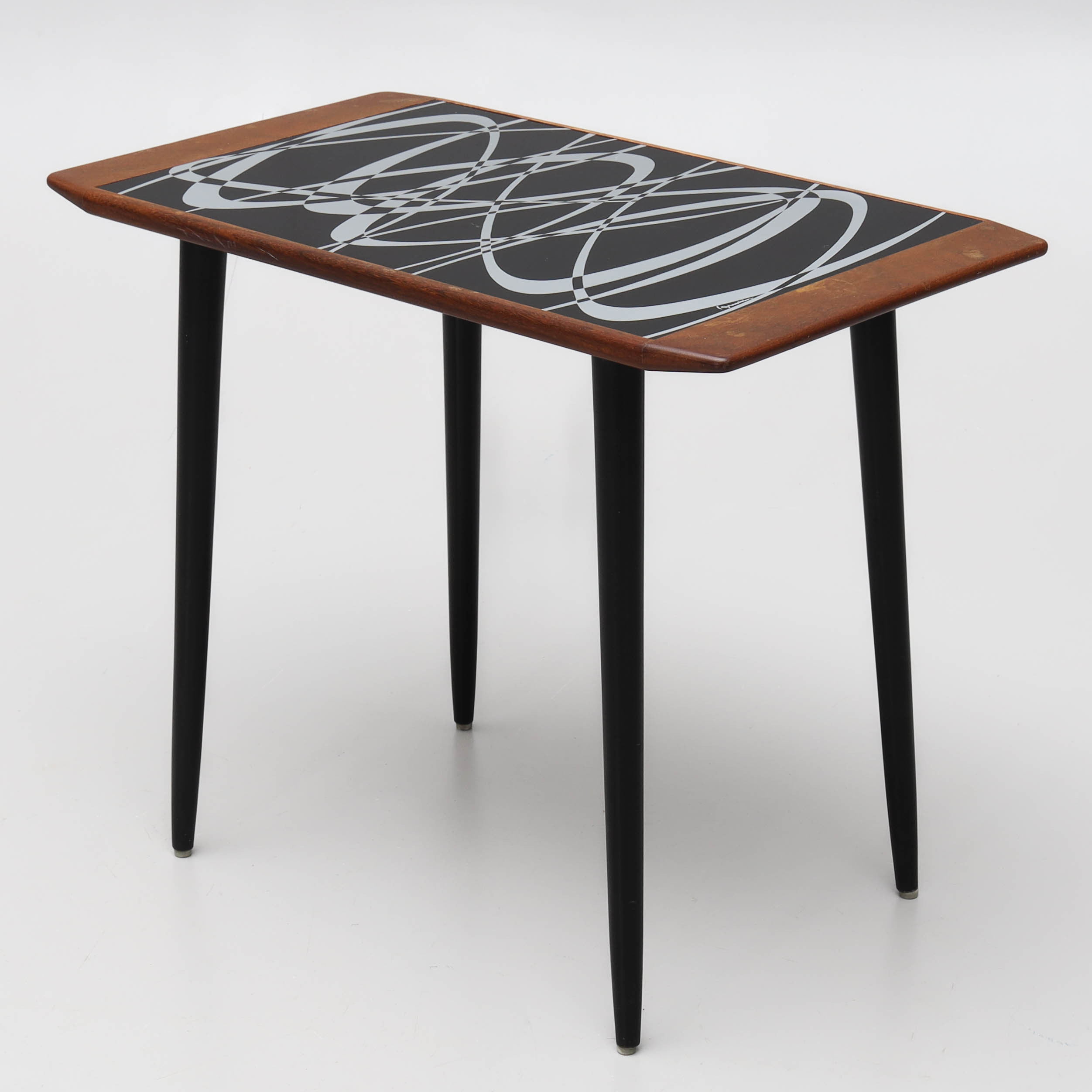 ALFRED LAPUKIN. Sidobord, teakfanér, svärtade ben, 1950/60-tal.