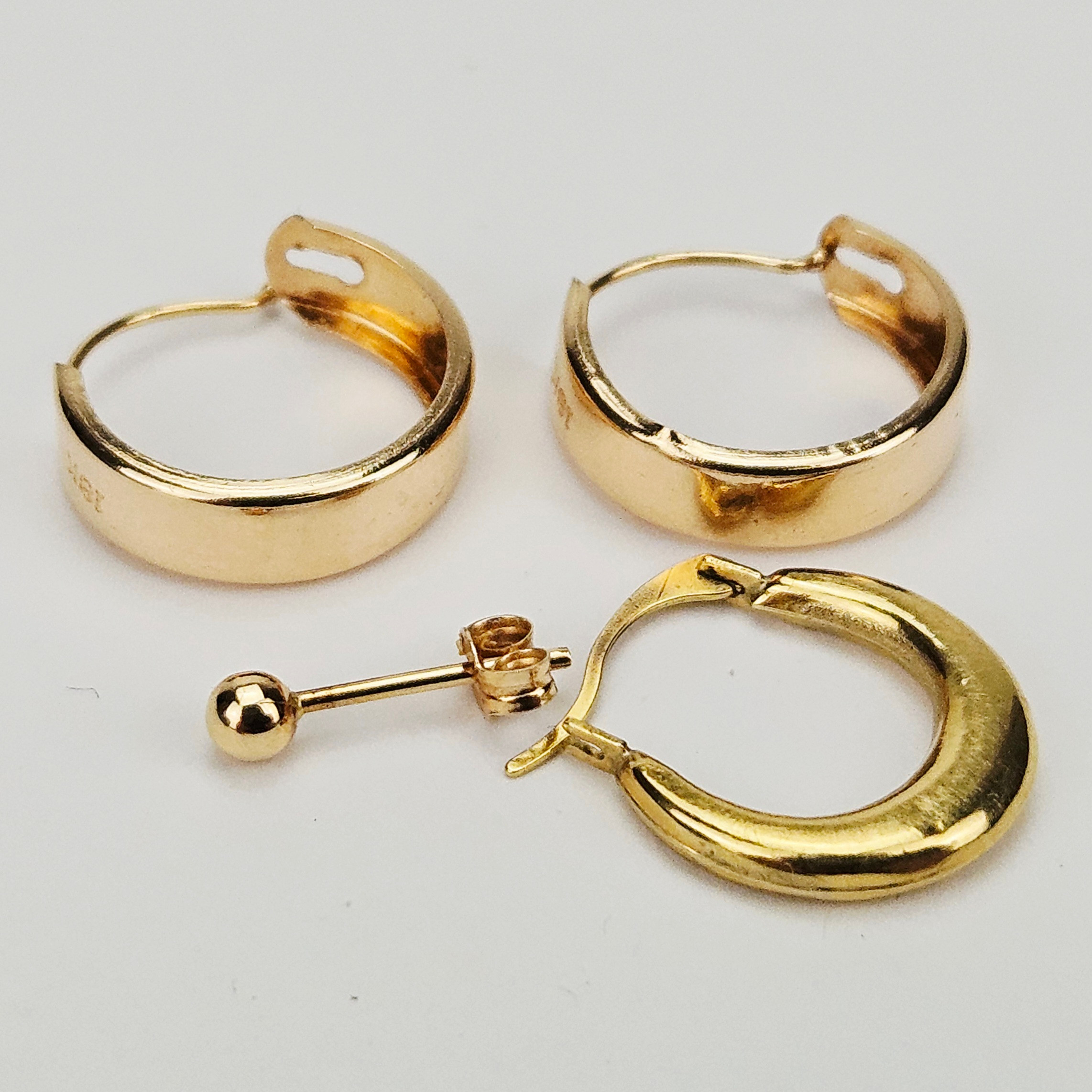 ÖRHÄNGEN, 4 st, guld, 18K, vikt ca. 1,3 gram.
